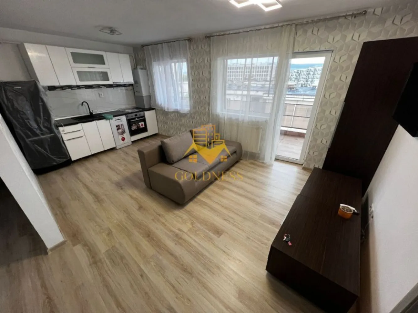 4 camere, modern, parcare, Marasti, zona The Office, BRD, Pet Friendly - GOLDNESS Imobiliare vă propune spre închiriere un apartament cu 4 camere complet mobilat și utilat, la etajul 5 într-un imobil de 5 etaje, în cartierul Marasti. Apartamentul este compartimentat astfel:
 - dormitor cu pat matrimonial, spatiu pentru depozitare, birou
 - dormitor cu pat matrimonial, spatiu pentru depozitare, birou
 - dormitor cu pat matrimonial, spatiu pentru depozitare
 - living cu bucatarie open-space complet utilată, canapea extensibla, loc de servit masa 
 - baie cu vana, calorifer port prosop inox și dulap pentru depozitare.
- baie de serviciu
 - terasa de 30 mp.

Imobilul este dotat cu toate cele necesare- centrală proprie, mașină de spălat haine, frigider, plită electrică, hotă, TV, etc. 
Se află în apropierea stațiilor de transport în comun, magazine, restaurante, spații verzi, farmacii, etc. 
Dispune de loc de parcare!

Dacă sunteți interesați de acest apartament și doriți să îl vizionați, dar și pentru alte oferte sau detalii nu ezitați să ne contactați telefonic sau prin e-mail - goldnessimobiliare@gmail.com. Vă stăm la dispoziție!
Pentru intermediere se percepe un comision de 50% din prețul chiriei!