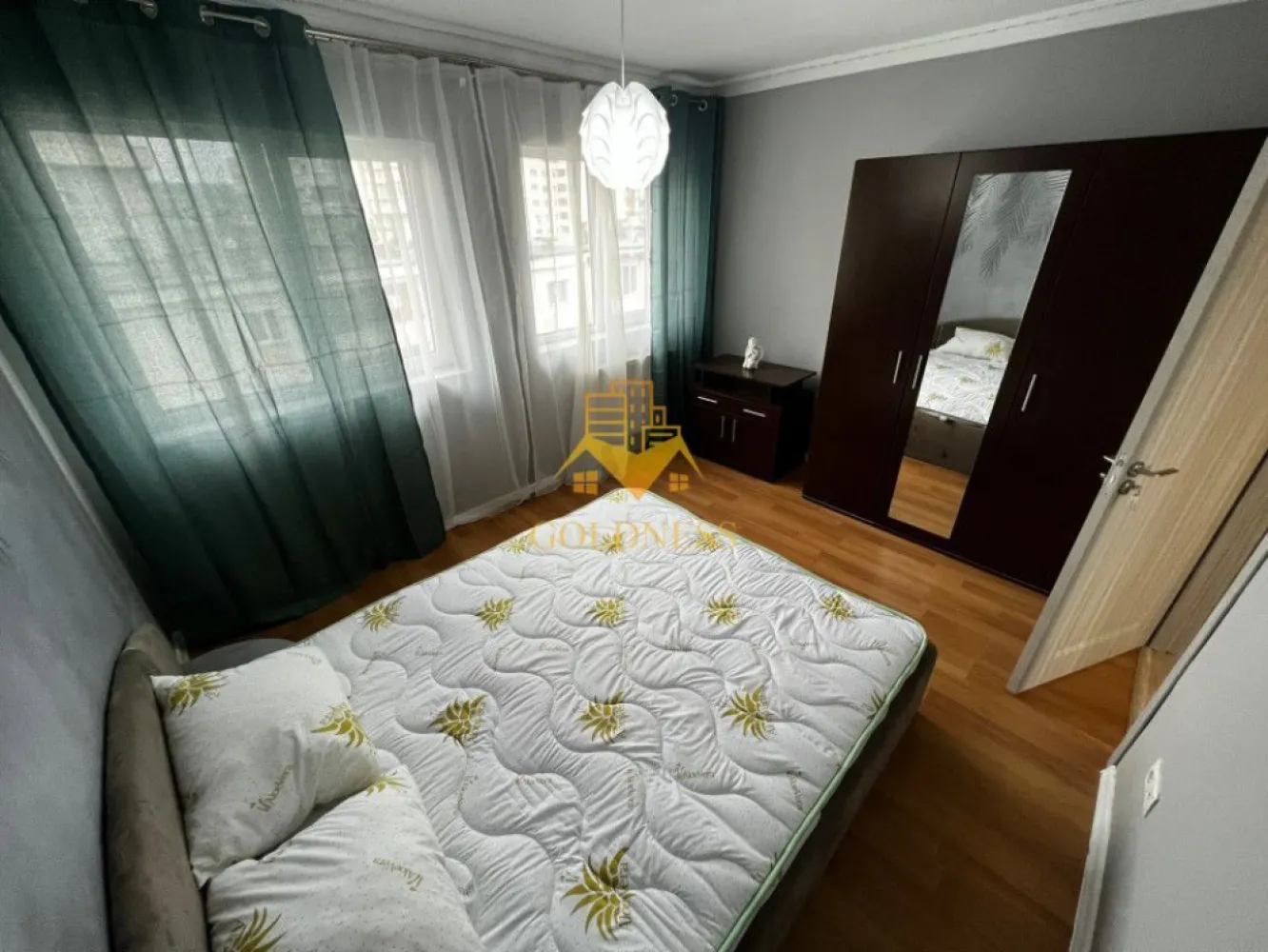 4 camere, modern, parcare, Marasti, zona The Office, BRD, Pet Friendly - GOLDNESS Imobiliare vă propune spre închiriere un apartament cu 4 camere complet mobilat și utilat, la etajul 5 într-un imobil de 5 etaje, în cartierul Marasti. Apartamentul este compartimentat astfel:
 - dormitor cu pat matrimonial, spatiu pentru depozitare, birou
 - dormitor cu pat matrimonial, spatiu pentru depozitare, birou
 - dormitor cu pat matrimonial, spatiu pentru depozitare
 - living cu bucatarie open-space complet utilată, canapea extensibla, loc de servit masa 
 - baie cu vana, calorifer port prosop inox și dulap pentru depozitare.
- baie de serviciu
 - terasa de 30 mp.

Imobilul este dotat cu toate cele necesare- centrală proprie, mașină de spălat haine, frigider, plită electrică, hotă, TV, etc. 
Se află în apropierea stațiilor de transport în comun, magazine, restaurante, spații verzi, farmacii, etc. 
Dispune de loc de parcare!

Dacă sunteți interesați de acest apartament și doriți să îl vizionați, dar și pentru alte oferte sau detalii nu ezitați să ne contactați telefonic sau prin e-mail - goldnessimobiliare@gmail.com. Vă stăm la dispoziție!
Pentru intermediere se percepe un comision de 50% din prețul chiriei!