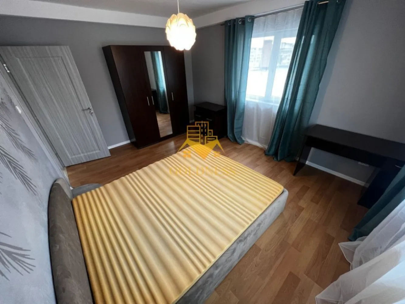 4 camere, modern, parcare, Marasti, zona The Office, BRD, Pet Friendly - GOLDNESS Imobiliare vă propune spre închiriere un apartament cu 4 camere complet mobilat și utilat, la etajul 5 într-un imobil de 5 etaje, în cartierul Marasti. Apartamentul este compartimentat astfel:
 - dormitor cu pat matrimonial, spatiu pentru depozitare, birou
 - dormitor cu pat matrimonial, spatiu pentru depozitare, birou
 - dormitor cu pat matrimonial, spatiu pentru depozitare
 - living cu bucatarie open-space complet utilată, canapea extensibla, loc de servit masa 
 - baie cu vana, calorifer port prosop inox și dulap pentru depozitare.
- baie de serviciu
 - terasa de 30 mp.

Imobilul este dotat cu toate cele necesare- centrală proprie, mașină de spălat haine, frigider, plită electrică, hotă, TV, etc. 
Se află în apropierea stațiilor de transport în comun, magazine, restaurante, spații verzi, farmacii, etc. 
Dispune de loc de parcare!

Dacă sunteți interesați de acest apartament și doriți să îl vizionați, dar și pentru alte oferte sau detalii nu ezitați să ne contactați telefonic sau prin e-mail - goldnessimobiliare@gmail.com. Vă stăm la dispoziție!
Pentru intermediere se percepe un comision de 50% din prețul chiriei!