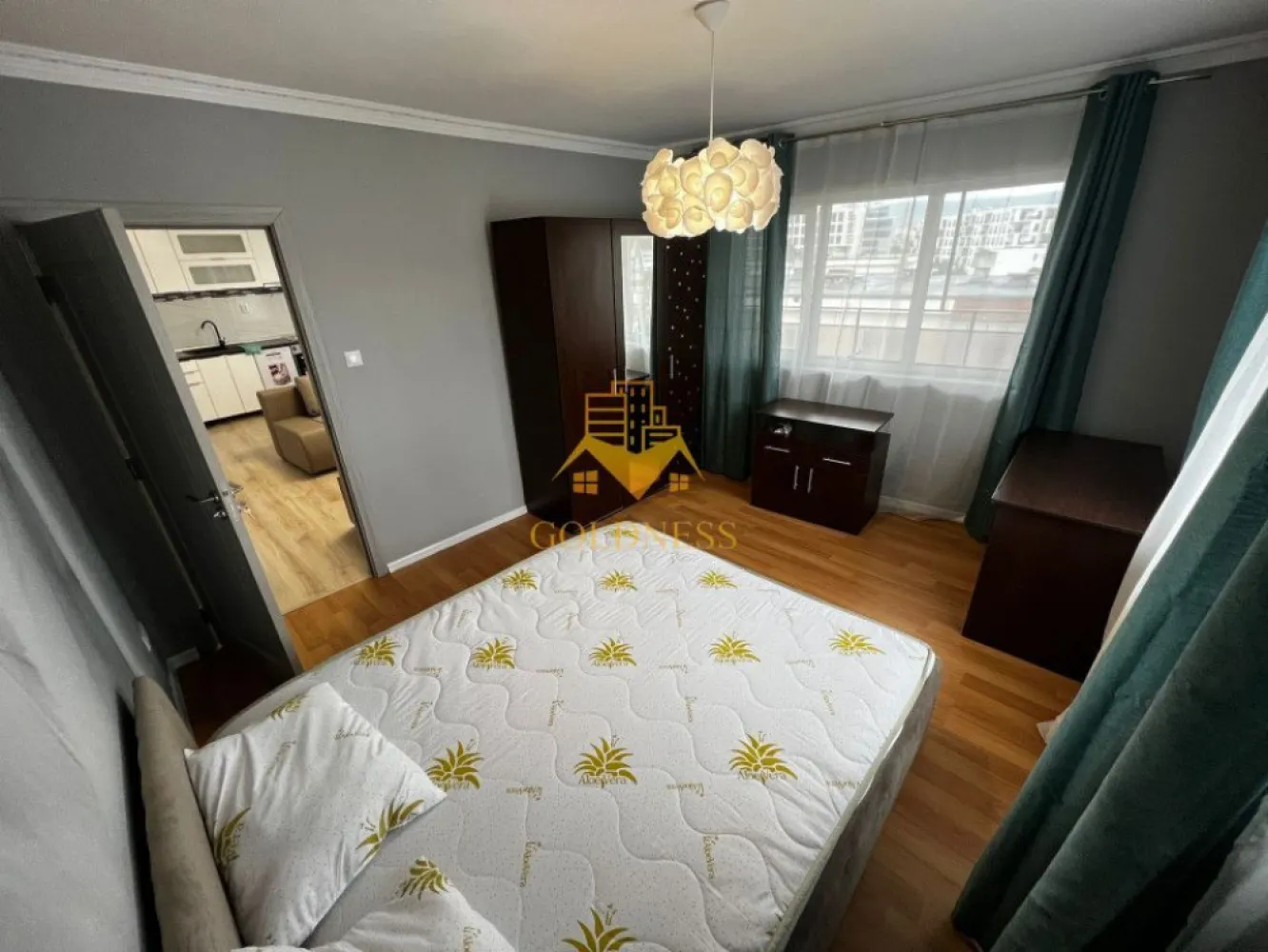 4 camere, modern, parcare, Marasti, zona The Office, BRD, Pet Friendly - GOLDNESS Imobiliare vă propune spre închiriere un apartament cu 4 camere complet mobilat și utilat, la etajul 5 într-un imobil de 5 etaje, în cartierul Marasti. Apartamentul este compartimentat astfel:
 - dormitor cu pat matrimonial, spatiu pentru depozitare, birou
 - dormitor cu pat matrimonial, spatiu pentru depozitare, birou
 - dormitor cu pat matrimonial, spatiu pentru depozitare
 - living cu bucatarie open-space complet utilată, canapea extensibla, loc de servit masa 
 - baie cu vana, calorifer port prosop inox și dulap pentru depozitare.
- baie de serviciu
 - terasa de 30 mp.

Imobilul este dotat cu toate cele necesare- centrală proprie, mașină de spălat haine, frigider, plită electrică, hotă, TV, etc. 
Se află în apropierea stațiilor de transport în comun, magazine, restaurante, spații verzi, farmacii, etc. 
Dispune de loc de parcare!

Dacă sunteți interesați de acest apartament și doriți să îl vizionați, dar și pentru alte oferte sau detalii nu ezitați să ne contactați telefonic sau prin e-mail - goldnessimobiliare@gmail.com. Vă stăm la dispoziție!
Pentru intermediere se percepe un comision de 50% din prețul chiriei!