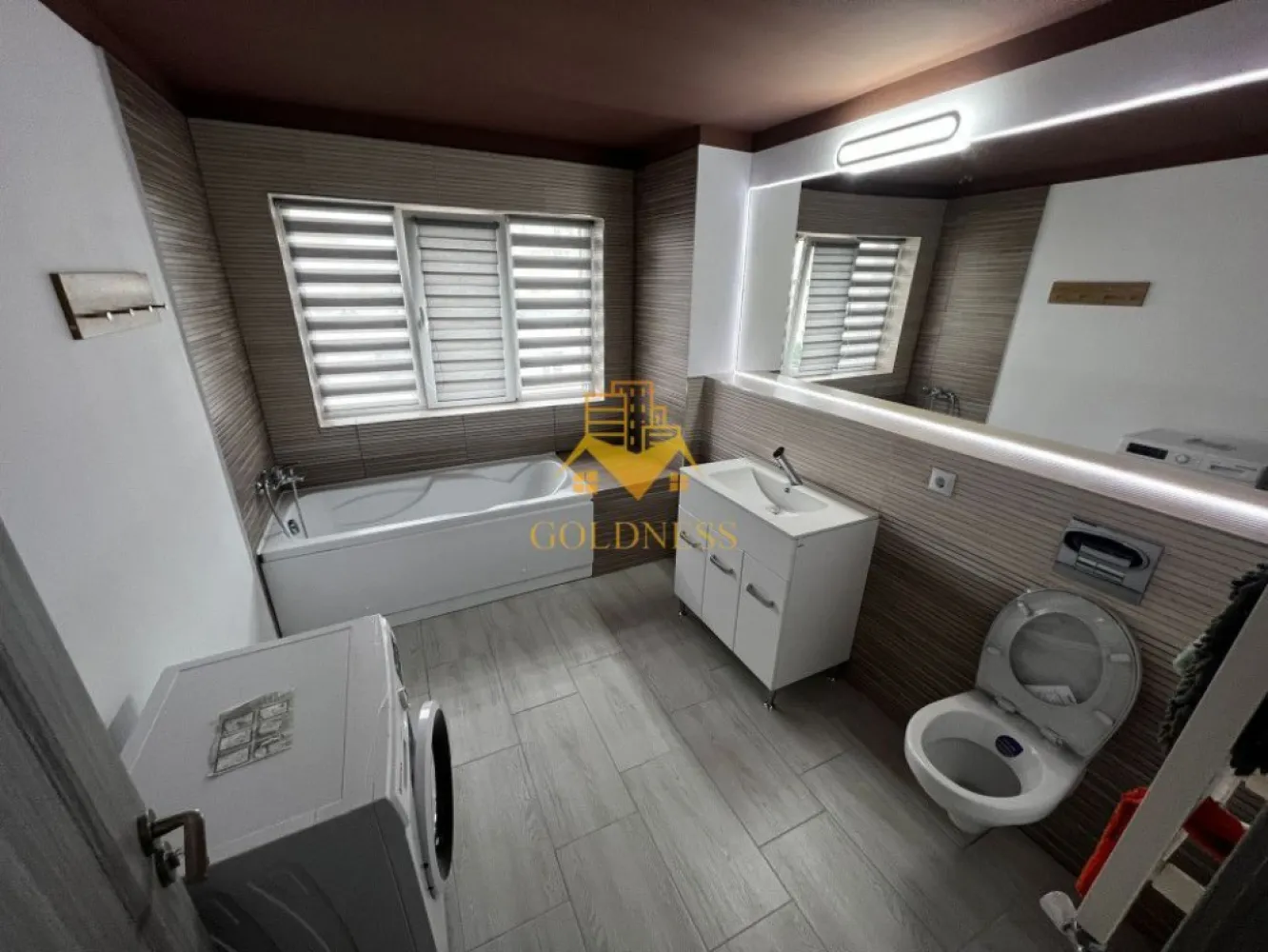 4 camere, modern, parcare, Marasti, zona The Office, BRD, Pet Friendly - GOLDNESS Imobiliare vă propune spre închiriere un apartament cu 4 camere complet mobilat și utilat, la etajul 5 într-un imobil de 5 etaje, în cartierul Marasti. Apartamentul este compartimentat astfel:
 - dormitor cu pat matrimonial, spatiu pentru depozitare, birou
 - dormitor cu pat matrimonial, spatiu pentru depozitare, birou
 - dormitor cu pat matrimonial, spatiu pentru depozitare
 - living cu bucatarie open-space complet utilată, canapea extensibla, loc de servit masa 
 - baie cu vana, calorifer port prosop inox și dulap pentru depozitare.
- baie de serviciu
 - terasa de 30 mp.

Imobilul este dotat cu toate cele necesare- centrală proprie, mașină de spălat haine, frigider, plită electrică, hotă, TV, etc. 
Se află în apropierea stațiilor de transport în comun, magazine, restaurante, spații verzi, farmacii, etc. 
Dispune de loc de parcare!

Dacă sunteți interesați de acest apartament și doriți să îl vizionați, dar și pentru alte oferte sau detalii nu ezitați să ne contactați telefonic sau prin e-mail - goldnessimobiliare@gmail.com. Vă stăm la dispoziție!
Pentru intermediere se percepe un comision de 50% din prețul chiriei!