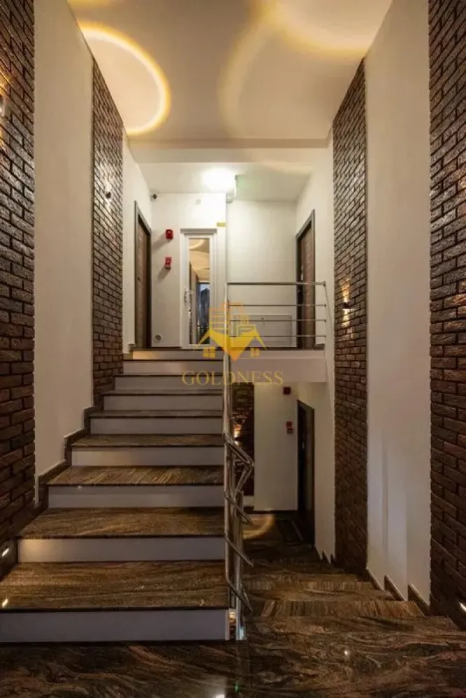2 camere, Premium, bloc nou, parcare, Intre Lacuri, Dunarii Zona Iulis - GOLDNESS Imobiliare vă propune spre închiriere un apartament cu 2 camere complet mobilat și utilat, la parter într-un imobil de 3 etaje, în Cartierul Intre Lacuri.
Dispune de loc de parcare!
Se află în apropierea stațiilor de transport în comun, magazine, restaurante, spații verzi, farmacii, etc. 

Apartamentul este compartimentat astfel:
 - dormitor cu pat matrimonial, dressing, noptiere
 - living cu bucatarie open space complet utilată și mobilată, canapea extensibilă, loc de servit masa 
 - baie cu cabina de dus, calorifer port prosop și dulap pentru depozitare.

Imobilul este dotat cu toate cele necesare- centrală proprie, frigider, aragaz, hotă, mașină de spălat haine, etc. 

Dacă sunteți interesați de acest apartament și doriți să îl vizionați, dar și pentru alte oferte nu ezitați să ne contactați telefonic sau prin e-mail. Vă stăm la dispoziție!
Pentru intermediere se percepe un comision de 50% din prețul chiriei!