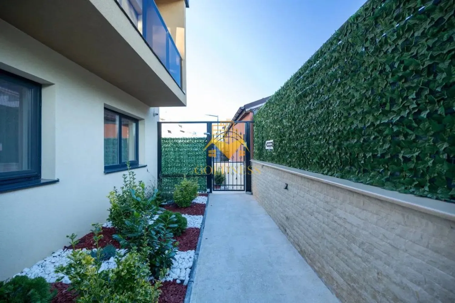 2 camere, Premium, bloc nou, parcare, Intre Lacuri, Dunarii Zona Iulis - GOLDNESS Imobiliare vă propune spre închiriere un apartament cu 2 camere complet mobilat și utilat, la parter într-un imobil de 3 etaje, în Cartierul Intre Lacuri.
Dispune de loc de parcare!
Se află în apropierea stațiilor de transport în comun, magazine, restaurante, spații verzi, farmacii, etc. 

Apartamentul este compartimentat astfel:
 - dormitor cu pat matrimonial, dressing, noptiere
 - living cu bucatarie open space complet utilată și mobilată, canapea extensibilă, loc de servit masa 
 - baie cu cabina de dus, calorifer port prosop și dulap pentru depozitare.

Imobilul este dotat cu toate cele necesare- centrală proprie, frigider, aragaz, hotă, mașină de spălat haine, etc. 

Dacă sunteți interesați de acest apartament și doriți să îl vizionați, dar și pentru alte oferte nu ezitați să ne contactați telefonic sau prin e-mail. Vă stăm la dispoziție!
Pentru intermediere se percepe un comision de 50% din prețul chiriei!