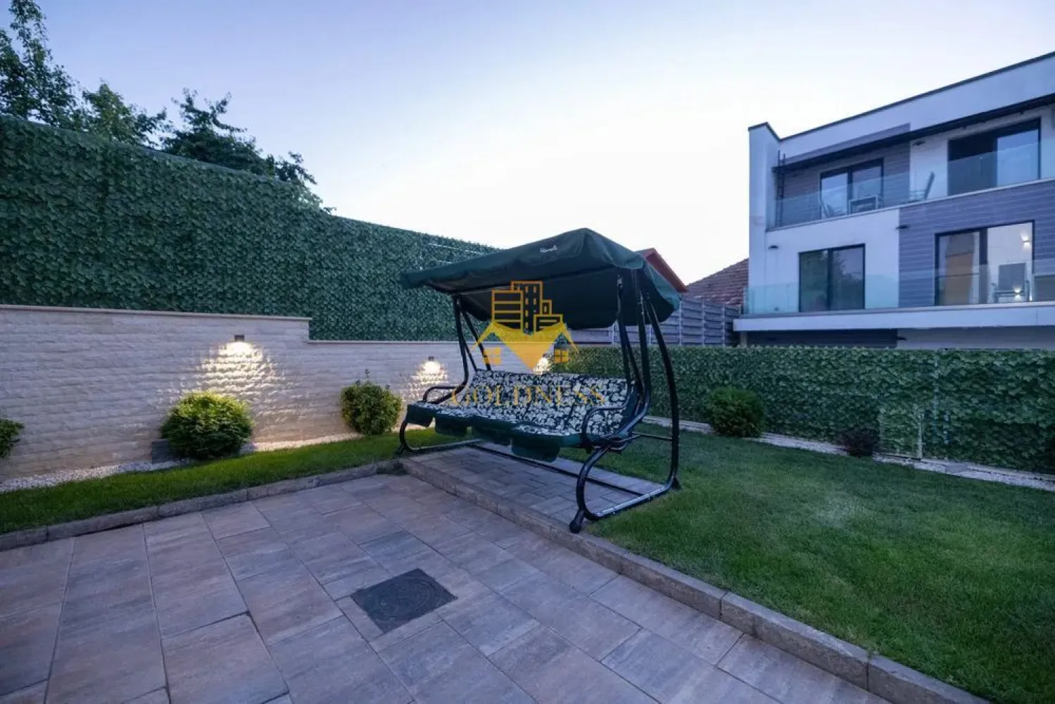 2 camere, Premium, bloc nou, parcare, Intre Lacuri, Dunarii Zona Iulis - GOLDNESS Imobiliare vă propune spre închiriere un apartament cu 2 camere complet mobilat și utilat, la parter într-un imobil de 3 etaje, în Cartierul Intre Lacuri.
Dispune de loc de parcare!
Se află în apropierea stațiilor de transport în comun, magazine, restaurante, spații verzi, farmacii, etc. 

Apartamentul este compartimentat astfel:
 - dormitor cu pat matrimonial, dressing, noptiere
 - living cu bucatarie open space complet utilată și mobilată, canapea extensibilă, loc de servit masa 
 - baie cu cabina de dus, calorifer port prosop și dulap pentru depozitare.

Imobilul este dotat cu toate cele necesare- centrală proprie, frigider, aragaz, hotă, mașină de spălat haine, etc. 

Dacă sunteți interesați de acest apartament și doriți să îl vizionați, dar și pentru alte oferte nu ezitați să ne contactați telefonic sau prin e-mail. Vă stăm la dispoziție!
Pentru intermediere se percepe un comision de 50% din prețul chiriei!