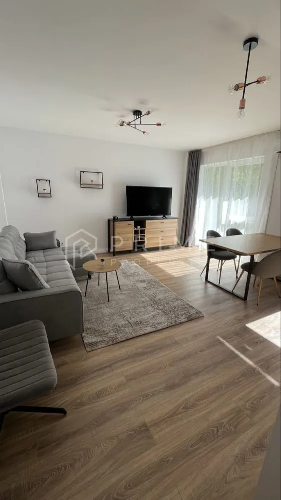 Apartament de inchiriat 2 camere Crinului Residence -parcare subterana - Vă propunem spre închiriere un apartament modern cu 2 camere, situat în prestigiosul complex nou Crinului Residence. Această proprietate este definită de confort, dotări de ultimă generație și o locație excelentă, fiind ideală pentru o persoană sau un cuplu care își dorește un stil de viață rafinat.

Dotări și facilități de top:

Confort termic: Sistem de încălzire în pardoseală pentru un ambient plăcut, completat de unitate de aer condiționat.

Echipare completă: Apartamentul este mobilat și utilat modern, incluzând electrocasnice de înaltă calitate: mașină de spălat vase, mașină de spălat rufe și televizoare în ambele camere.

Siguranță și acces: Inclus în ofertă este un loc de parcare subteran, asigurându-vă confortul și protecția autoturismului.

Detalii închiriere:

Disponibilitate: Începând cu data de 15 Iulie.

Perioadă: Închiriere pe termen lung.

Acest apartament reprezintă oportunitatea ideală de a locui într-o zonă semicentrală, beneficiind de facilitățile unui ansamblu rezidențial modern și de toate dotările necesare unui confort ridicat.

Promisiunea Prime Properties:
Vă oferim siguranță, transparență și servicii impecabile pe tot parcursul drumului către casa ideală. Dacă această proprietate nu corespunde nevoilor dumneavoastră, lăsați-ne să găsim alternativa potrivită stilului dumneavoastră de viață.

Pentru informații suplimentare și programarea unei vizionări, vă rugăm să ne contactați.