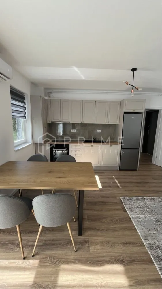 Apartament de inchiriat 2 camere Crinului Residence -parcare subterana - Vă propunem spre închiriere un apartament modern cu 2 camere, situat în prestigiosul complex nou Crinului Residence. Această proprietate este definită de confort, dotări de ultimă generație și o locație excelentă, fiind ideală pentru o persoană sau un cuplu care își dorește un stil de viață rafinat.

Dotări și facilități de top:

Confort termic: Sistem de încălzire în pardoseală pentru un ambient plăcut, completat de unitate de aer condiționat.

Echipare completă: Apartamentul este mobilat și utilat modern, incluzând electrocasnice de înaltă calitate: mașină de spălat vase, mașină de spălat rufe și televizoare în ambele camere.

Siguranță și acces: Inclus în ofertă este un loc de parcare subteran, asigurându-vă confortul și protecția autoturismului.

Detalii închiriere:

Disponibilitate: Începând cu data de 15 Iulie.

Perioadă: Închiriere pe termen lung.

Acest apartament reprezintă oportunitatea ideală de a locui într-o zonă semicentrală, beneficiind de facilitățile unui ansamblu rezidențial modern și de toate dotările necesare unui confort ridicat.

Promisiunea Prime Properties:
Vă oferim siguranță, transparență și servicii impecabile pe tot parcursul drumului către casa ideală. Dacă această proprietate nu corespunde nevoilor dumneavoastră, lăsați-ne să găsim alternativa potrivită stilului dumneavoastră de viață.

Pentru informații suplimentare și programarea unei vizionări, vă rugăm să ne contactați.