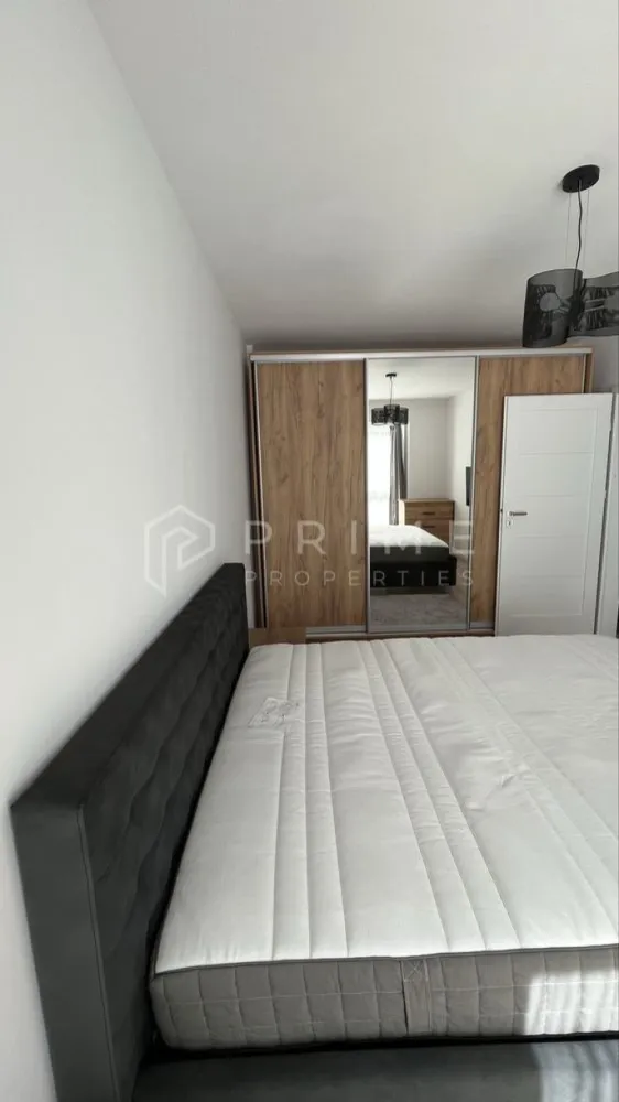 Apartament de inchiriat 2 camere Crinului Residence -parcare subterana - Vă propunem spre închiriere un apartament modern cu 2 camere, situat în prestigiosul complex nou Crinului Residence. Această proprietate este definită de confort, dotări de ultimă generație și o locație excelentă, fiind ideală pentru o persoană sau un cuplu care își dorește un stil de viață rafinat.

Dotări și facilități de top:

Confort termic: Sistem de încălzire în pardoseală pentru un ambient plăcut, completat de unitate de aer condiționat.

Echipare completă: Apartamentul este mobilat și utilat modern, incluzând electrocasnice de înaltă calitate: mașină de spălat vase, mașină de spălat rufe și televizoare în ambele camere.

Siguranță și acces: Inclus în ofertă este un loc de parcare subteran, asigurându-vă confortul și protecția autoturismului.

Detalii închiriere:

Disponibilitate: Începând cu data de 15 Iulie.

Perioadă: Închiriere pe termen lung.

Acest apartament reprezintă oportunitatea ideală de a locui într-o zonă semicentrală, beneficiind de facilitățile unui ansamblu rezidențial modern și de toate dotările necesare unui confort ridicat.

Promisiunea Prime Properties:
Vă oferim siguranță, transparență și servicii impecabile pe tot parcursul drumului către casa ideală. Dacă această proprietate nu corespunde nevoilor dumneavoastră, lăsați-ne să găsim alternativa potrivită stilului dumneavoastră de viață.

Pentru informații suplimentare și programarea unei vizionări, vă rugăm să ne contactați.