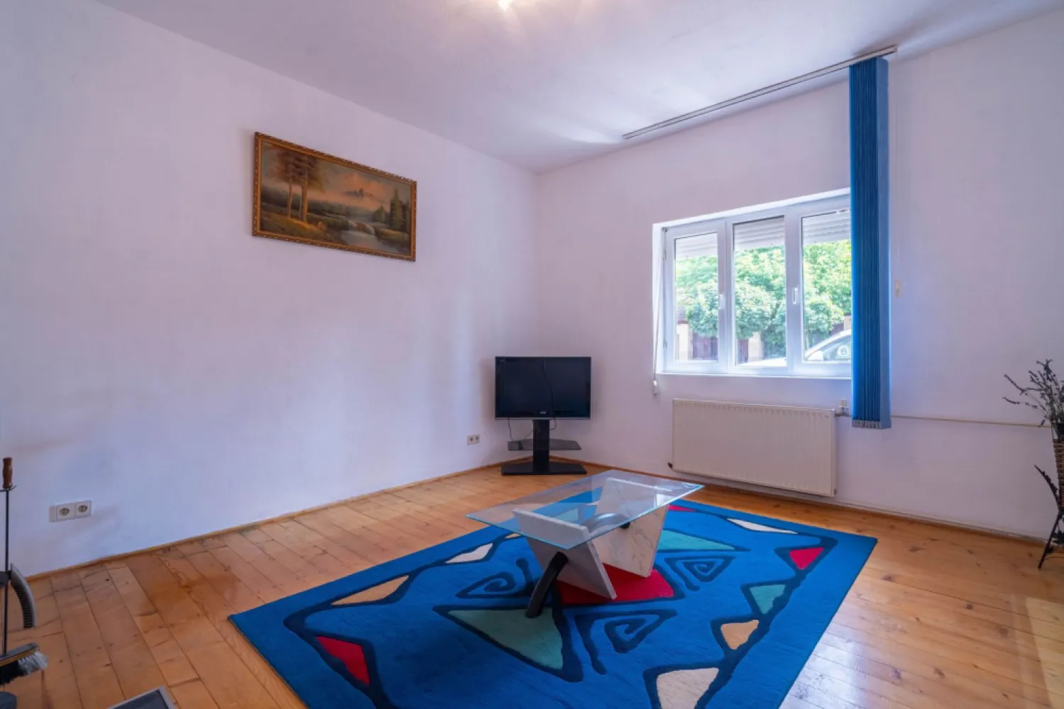 REZERVAT! Casa 5 camere - teren 688 mp - Parneava - COMISION 0 - Dacă îți dorești o proprietate spațioasă, potrivită pentru o familie numeroasă, două generații sau chiar pentru locuit și desfășurarea unei activități, această casă din cartierul Pârneava poate fi alegerea potrivită.

Proprietatea este amplasată pe un teren de 688 mp, cu un front stradal de 16 ml, și este compusă din două corpuri de clădire, oferind confort, intimitate și multiple posibilități de utilizare.

Casa principală (construită în 1999 din cărămidă)
Parter:
- Hol de acces
- Bucătărie cu cămară
- Sufragerie spațioasă 
- Baie
Mansardă:
- 2 dormitoare din care unul cu dressing

Corpul secundar
- 2 camere
- Bucătărie cu cămară
- Baie

Dotări și beneficii
✔️ Acces auto în curte + garaj
✔️ Multiple spații de depozitare
✔️ Grădină 
✔️ Centrală termică pe gaz
✔️ Centrală pe lemne
✔️ Pivniță

Proprietatea este ideală pentru familiile care își doresc mai mult spațiu și flexibilitate sau pentru cei care caută o locuință cu două corpuri de clădire, într-o zonă apreciată a Aradului.

📞 Pentru mai multe informații și programarea unei vizionări: 0755 275 519 - Daniel Hord -Consultant imobiliar

Nu dispui de toată suma? Te ajutăm noi gratuit! Îți obținem oferte de la 16 bănci.
Ai o proprietate de vânzare în Arad și vrei să știi cât valorează cu adevărat?

Birou: ACASĂ | Agenție imobiliară Arad
Adresă: Bulevardul Decebal 2, Arad 310133