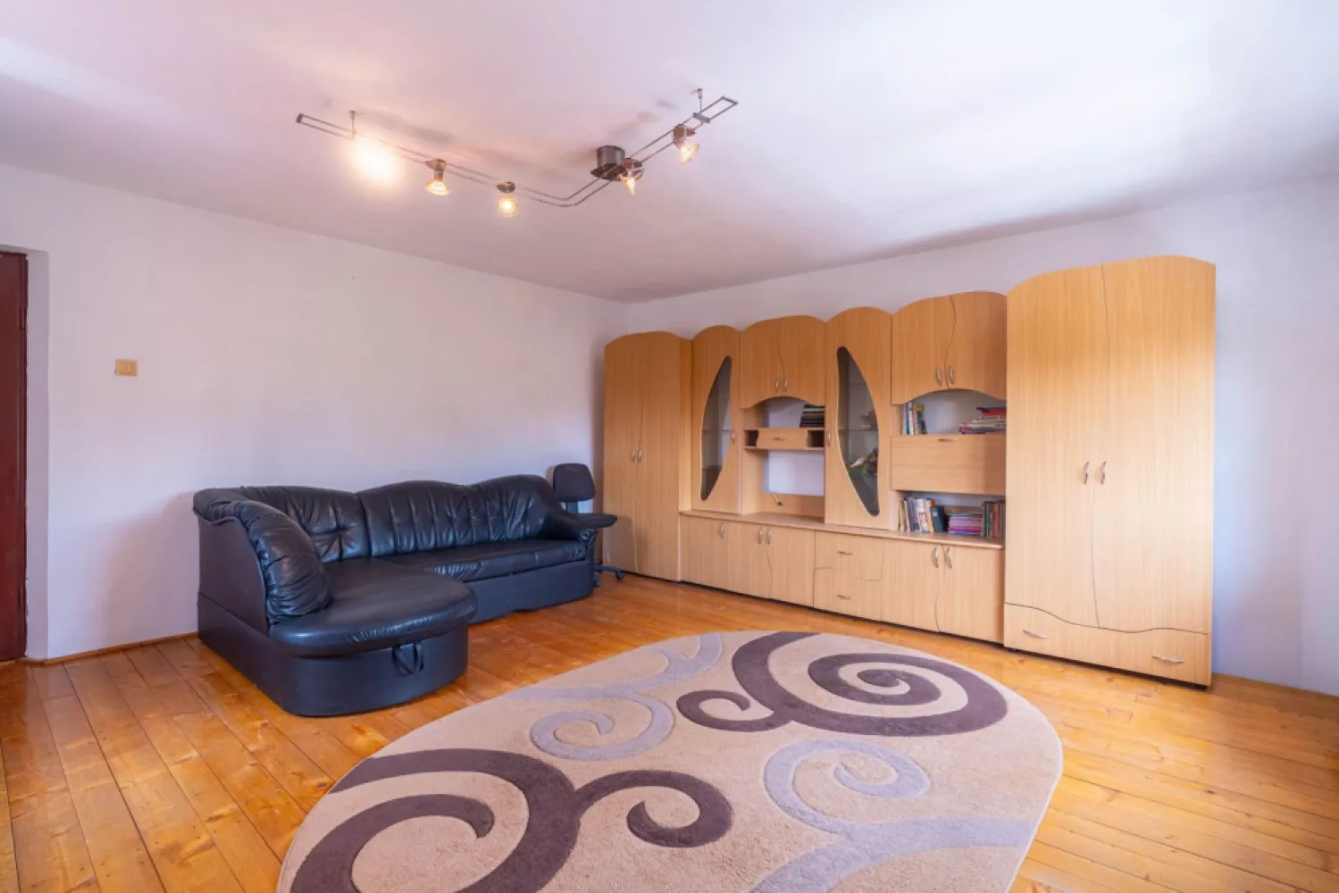 REZERVAT! Casa 5 camere - teren 688 mp - Parneava - COMISION 0 - Dacă îți dorești o proprietate spațioasă, potrivită pentru o familie numeroasă, două generații sau chiar pentru locuit și desfășurarea unei activități, această casă din cartierul Pârneava poate fi alegerea potrivită.

Proprietatea este amplasată pe un teren de 688 mp, cu un front stradal de 16 ml, și este compusă din două corpuri de clădire, oferind confort, intimitate și multiple posibilități de utilizare.

Casa principală (construită în 1999 din cărămidă)
Parter:
- Hol de acces
- Bucătărie cu cămară
- Sufragerie spațioasă 
- Baie
Mansardă:
- 2 dormitoare din care unul cu dressing

Corpul secundar
- 2 camere
- Bucătărie cu cămară
- Baie

Dotări și beneficii
✔️ Acces auto în curte + garaj
✔️ Multiple spații de depozitare
✔️ Grădină 
✔️ Centrală termică pe gaz
✔️ Centrală pe lemne
✔️ Pivniță

Proprietatea este ideală pentru familiile care își doresc mai mult spațiu și flexibilitate sau pentru cei care caută o locuință cu două corpuri de clădire, într-o zonă apreciată a Aradului.

📞 Pentru mai multe informații și programarea unei vizionări: 0755 275 519 - Daniel Hord -Consultant imobiliar

Nu dispui de toată suma? Te ajutăm noi gratuit! Îți obținem oferte de la 16 bănci.
Ai o proprietate de vânzare în Arad și vrei să știi cât valorează cu adevărat?

Birou: ACASĂ | Agenție imobiliară Arad
Adresă: Bulevardul Decebal 2, Arad 310133