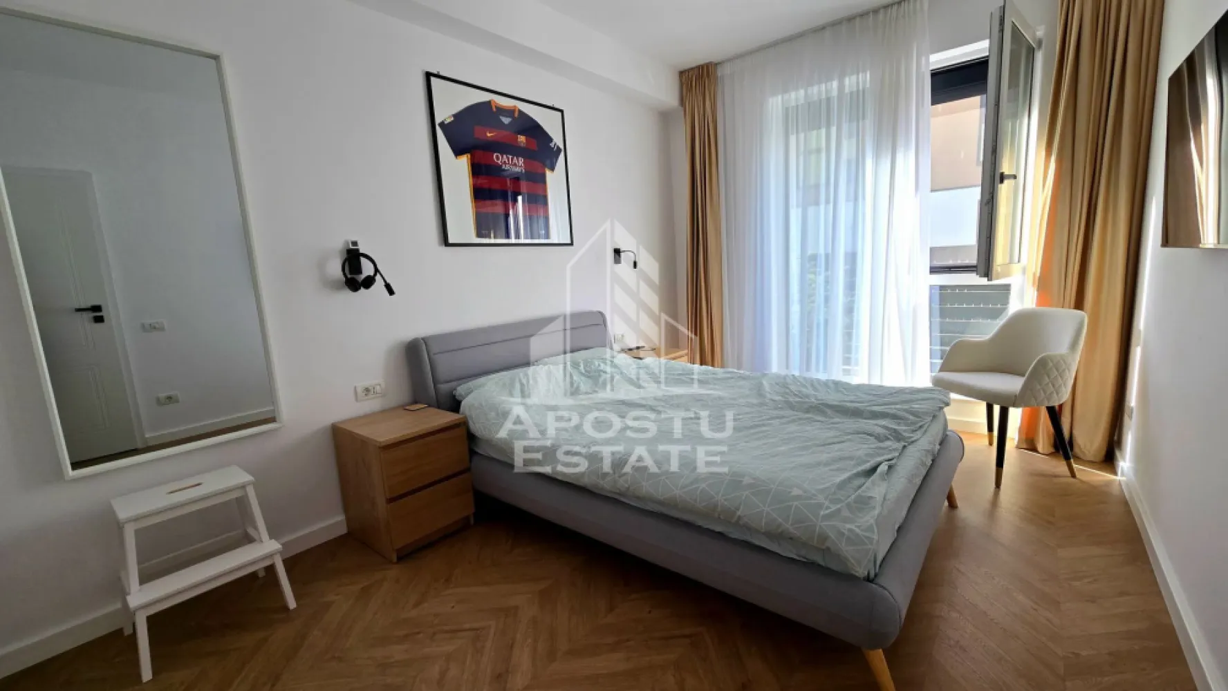 Apartament nou de vânzare,mobilat, cu 2 camere si gradina proprie, Ciarda Rosie - Apostu Estate va ofera spre vanzare, in exclusivitate, un apartament nou, cu finisaje premium, complet mobilat si utilat, situat in zona Ciarda Rosie, Timisoara, judetul Timis.

Statie a mijloacelor de transport in comun la doat cateva minute distanta. Scoala Gimnaziala nr. 20 la aproximativ 1.5 km distanta, 
Continental, sens AEM (unde regasim numeroarse spatii comerciale) si Zone Cafe 2 Calea Urseni, la aproximativ 2 km.
Hornbach Timisoara Calea Buziasului - Mosnita Noua, la doar cateva minute de mes pe jos.

Apartamentul dispune de 42.2 mpu, o gradina proprie inchisa de 20 mp (cu acces din living), un loc de parcare acoperit, inscris in cartea funciara si o boxa de 3.4, pe parter, de asemenea inscrisa in cartea funciara.

Compartimentare: hol de acces, baie cu geam, dormitor luminos, living openspace cu bucataria si terasa, curtea proprie mobilata, cu acces din living.

Mobila din MDF, realizata la comanda. 
Electrocasnice Bosch: frigifer, masina de spalat rufe, masina de spalat vase, uscator de rufe, plita, cuptor, hota, televizoare in ambele camere.
Realizat integral cu ajutorul unui designer de interior.

Apartamentul se alfa la parterul inui imobil cu 3 etaje si beneficiaza de finisaje de inalta calitate:
- tamplarie PVC
- geamuri tripan
- parchet 12 mm trafic intens
- usi interioare cu toc dublu
- usa exterioara metalica securizata
- tencuiala mecanizata 
- pervaze din travertin
- obiecte sanitare Grohe
Constructie din caramida, interior - exterior. 

Confortul termic se realizeaza prin intermediul centralei proprii, incalzire prin pardosea si a unui aparat de aer conditionat Mitsubishi.

Oferim consultanta si solutii financiare prin intermediul colaboratorilor nostri, astfel incat tu sa poti deveni noul proprietar al acestui imobil.
Va asteptam cu drag la o vizionare!
CP3197680