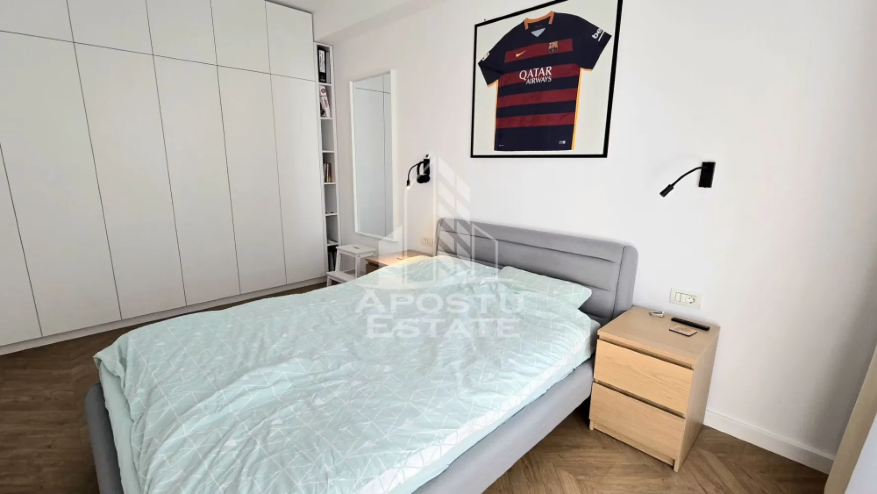 Apartament nou de vânzare,mobilat, cu 2 camere si gradina proprie, Ciarda Rosie - Apostu Estate va ofera spre vanzare, in exclusivitate, un apartament nou, cu finisaje premium, complet mobilat si utilat, situat in zona Ciarda Rosie, Timisoara, judetul Timis.

Statie a mijloacelor de transport in comun la doat cateva minute distanta. Scoala Gimnaziala nr. 20 la aproximativ 1.5 km distanta, 
Continental, sens AEM (unde regasim numeroarse spatii comerciale) si Zone Cafe 2 Calea Urseni, la aproximativ 2 km.
Hornbach Timisoara Calea Buziasului - Mosnita Noua, la doar cateva minute de mes pe jos.

Apartamentul dispune de 42.2 mpu, o gradina proprie inchisa de 20 mp (cu acces din living), un loc de parcare acoperit, inscris in cartea funciara si o boxa de 3.4, pe parter, de asemenea inscrisa in cartea funciara.

Compartimentare: hol de acces, baie cu geam, dormitor luminos, living openspace cu bucataria si terasa, curtea proprie mobilata, cu acces din living.

Mobila din MDF, realizata la comanda. 
Electrocasnice Bosch: frigifer, masina de spalat rufe, masina de spalat vase, uscator de rufe, plita, cuptor, hota, televizoare in ambele camere.
Realizat integral cu ajutorul unui designer de interior.

Apartamentul se alfa la parterul inui imobil cu 3 etaje si beneficiaza de finisaje de inalta calitate:
- tamplarie PVC
- geamuri tripan
- parchet 12 mm trafic intens
- usi interioare cu toc dublu
- usa exterioara metalica securizata
- tencuiala mecanizata 
- pervaze din travertin
- obiecte sanitare Grohe
Constructie din caramida, interior - exterior. 

Confortul termic se realizeaza prin intermediul centralei proprii, incalzire prin pardosea si a unui aparat de aer conditionat Mitsubishi.

Oferim consultanta si solutii financiare prin intermediul colaboratorilor nostri, astfel incat tu sa poti deveni noul proprietar al acestui imobil.
Va asteptam cu drag la o vizionare!
CP3197680