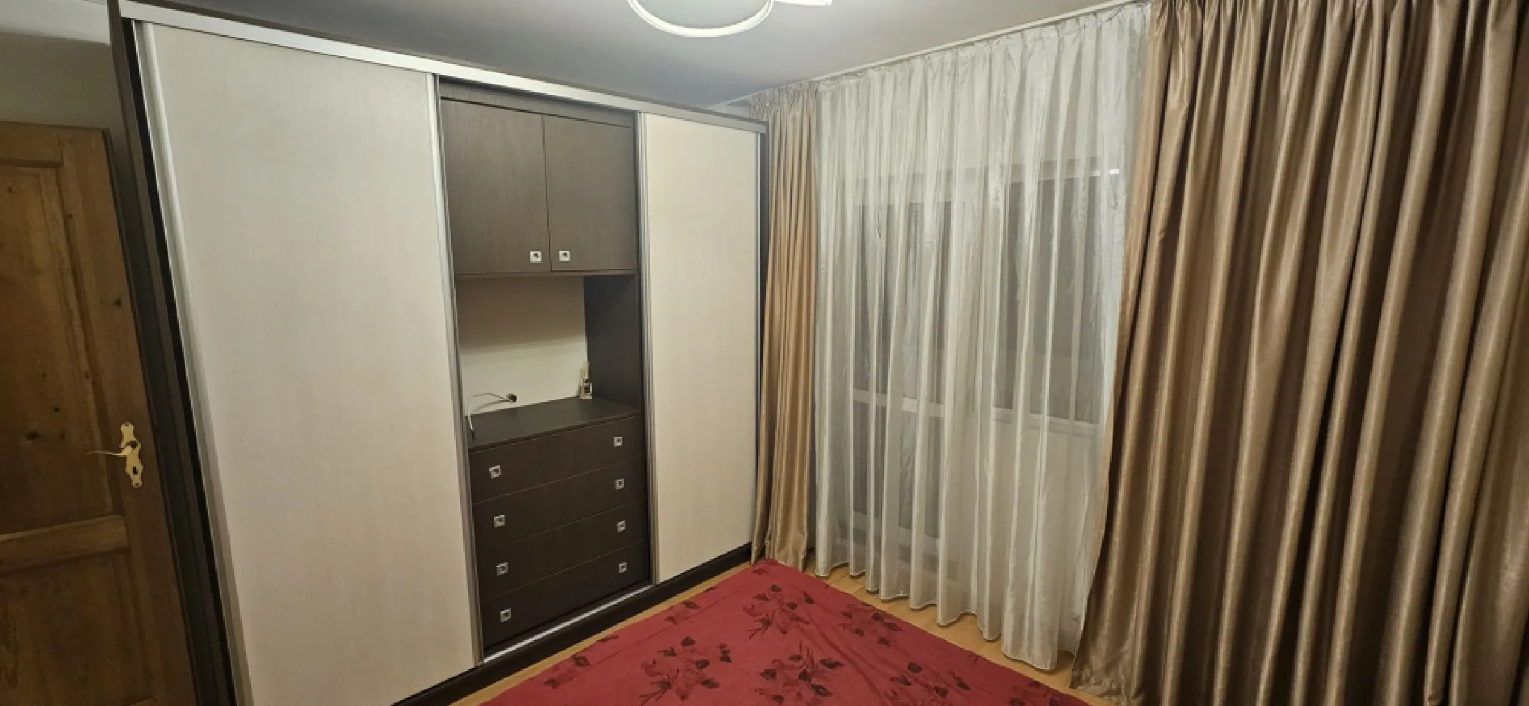 Apartament 3 camere de vânzare Crângași 75 mp bloc 1982 - K Imobiliare propune apartament de vânzare în Crângași, 3 camere, 75 mp, etaj 7, bloc 1982, decomandat, 2 băi, balcon închis și aer condiționat. , mobilat si utilat . Aproape de metrou, parc, școli și magazine.