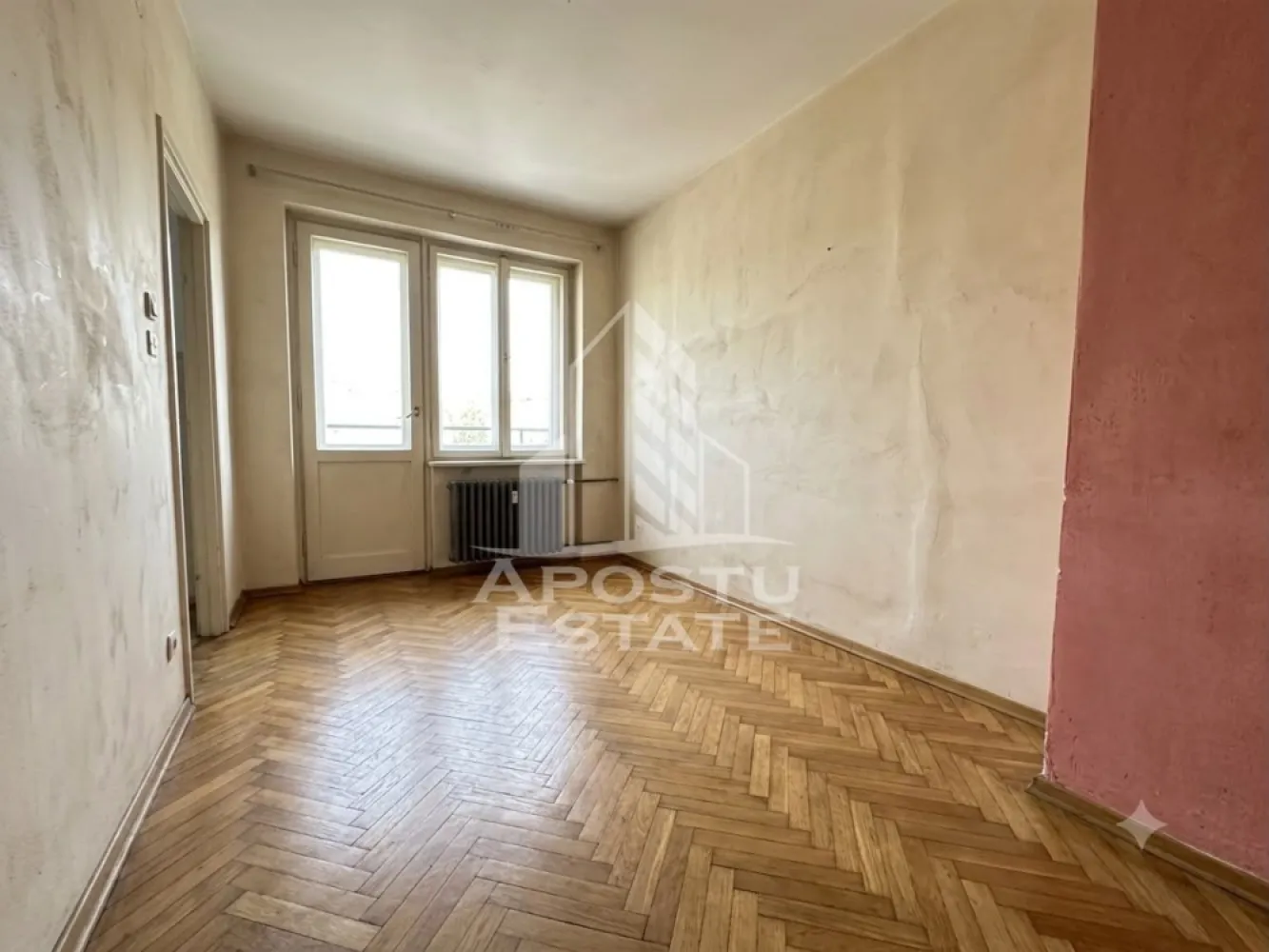Apartament 3 camere de vanzare, 2 bai, zona Soarelui, Timisoara - Agentia imobiliara APOSTU ESTATE va propune spre vanzare un apartament cu 3 camere, decomandat, confort 1, localizat in judetul Timis, Timisoara, zona Soarelui. 
Apartamentul este situat la etajul 4 si are o suprafata de 67 mp.
Compartimentare: 
- Hol de acces
- Bucatarie 
- Living 
- 2 Dormitoare
- Baie
- Balcon 
Confortul termic este realizat prin intermediul termoficarii (posibilitate montare centrala proprie). 
Zona foarte linistita cu numeroase facilitati si puncte de interes precum: acces rapid si usor la mijloacele de transport in comun, parcare amenajata langa bloc, magazine si supermarket-uri in apropiere, farmacii, institutii de invatamant, Scoala Gimnaziala nr. 30, restaurante, baruri, cafenele si multe altele.
 Agentia imobiliara Apostu Estate va ofera consultanta bancara gratuita prin intermediul colaboratorilor nostri pentru alegerea celui mai potrivit tip de credit, astfel incat tu sa devi noul proprietar al acestui apartament. Va asteptam cu drag la o vizionare chiar si astazi! ID intern: CP3198062.