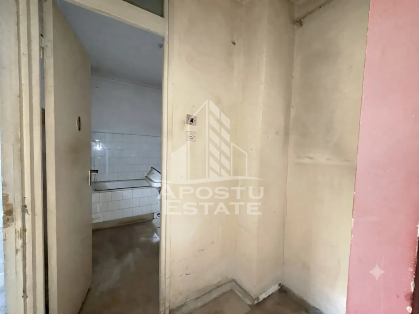 Apartament 3 camere de vanzare, 2 bai, zona Soarelui, Timisoara - Agentia imobiliara APOSTU ESTATE va propune spre vanzare un apartament cu 3 camere, decomandat, confort 1, localizat in judetul Timis, Timisoara, zona Soarelui. 
Apartamentul este situat la etajul 4 si are o suprafata de 67 mp.
Compartimentare: 
- Hol de acces
- Bucatarie 
- Living 
- 2 Dormitoare
- Baie
- Balcon 
Confortul termic este realizat prin intermediul termoficarii (posibilitate montare centrala proprie). 
Zona foarte linistita cu numeroase facilitati si puncte de interes precum: acces rapid si usor la mijloacele de transport in comun, parcare amenajata langa bloc, magazine si supermarket-uri in apropiere, farmacii, institutii de invatamant, Scoala Gimnaziala nr. 30, restaurante, baruri, cafenele si multe altele.
 Agentia imobiliara Apostu Estate va ofera consultanta bancara gratuita prin intermediul colaboratorilor nostri pentru alegerea celui mai potrivit tip de credit, astfel incat tu sa devi noul proprietar al acestui apartament. Va asteptam cu drag la o vizionare chiar si astazi! ID intern: CP3198062.