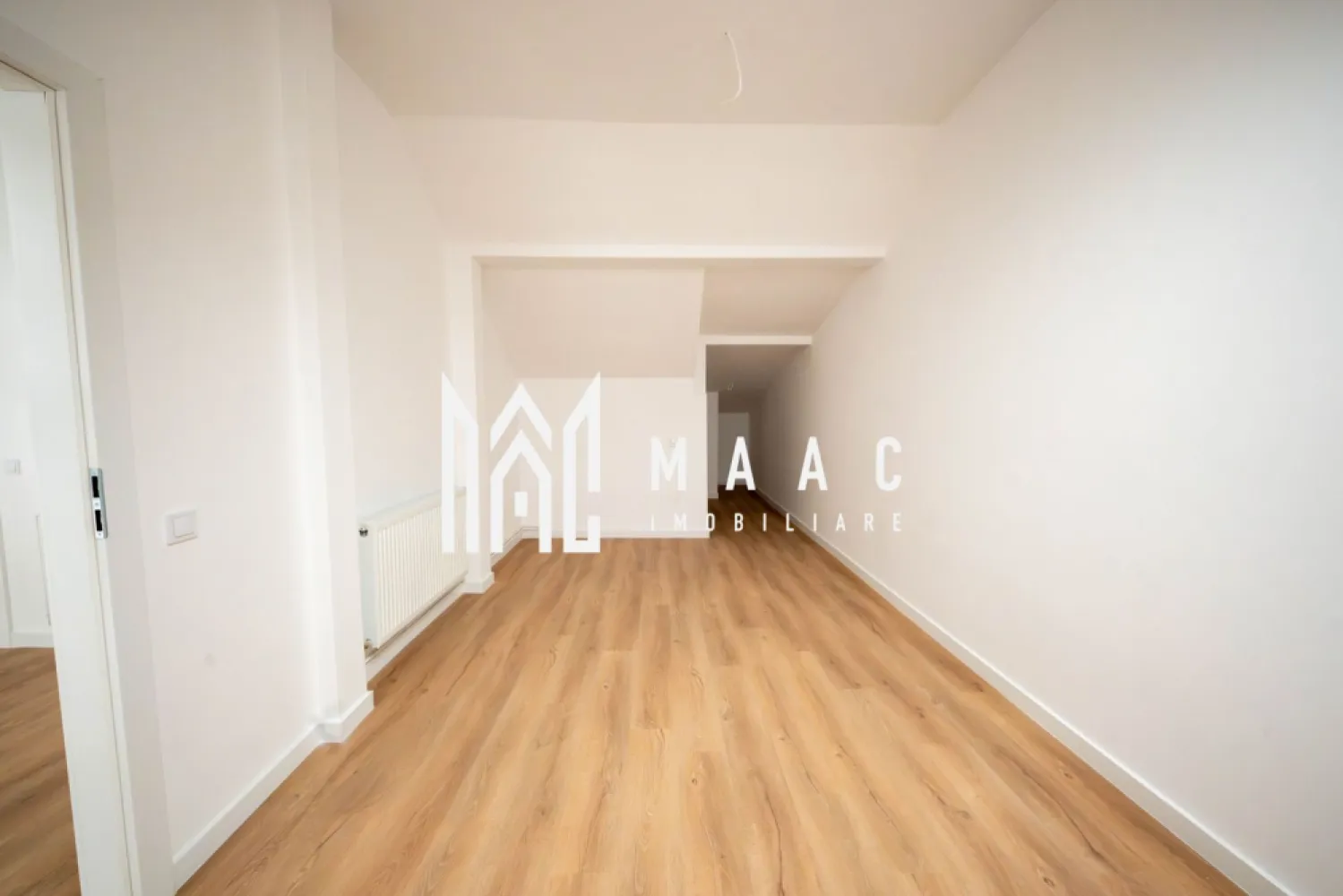 Penthouse 100 mp | 4 camere | Orientare sudică | Loc de parcare inclus - MAAC Imobiliare vă propune spre vânzare un penthouse cu 4 camere, amplasat la ultimul etaj al unui ansamblu rezidențial modern din Sibiu. Locuința îmbină spațiile generoase, compartimentarea practică și priveliștea deschisă către munți, fiind o alegere potrivită atât pentru locuință proprie, cât și pentru investiție.

Fotografiile prezentate au caracter orientativ și ilustrează varianta de predare finisată la cheie.

Detalii proprietate
Suprafață utilă: 100 mp
Balcon: 6,82 mp
Etaj 2 din 2
Loc de parcare inclus
Orientare sudică
Compartimentare
Living spectaculos, cu înălțime de 5,6 m
Bucătărie deschisă
2 dormitoare
Dressing
2 băi, dintre care una beneficiază de geam pentru aerisire naturală
Balcon cu acces din zona de zi
Dotări și beneficii
Încălzire în pardoseală la nivelul inferior
Calorifere la etaj
Jaluzele exterioare electrice
Izolație exterioară cu vată bazaltică
Balcon cu balustradă din sticlă securizată și sistem de drenaj
Casa scării placată cu granit
Predare la alb, cu posibilitatea finisării la cheie
Beneficiile ansamblului rezidențial
Aproximativ 45% din suprafață amenajată cu spații verzi
Cartier aerisit, cu regim redus de înălțime
Fațade realizate cu larice siberian și piatră naturală
Locuri de joacă pentru copii
Patru căi de acces pentru o circulație rapidă și eficientă
Avantaje locație
Acces rapid către Zona Industrială Vest
Aproape de centre comerciale și magazine
Legătură facilă cu principalele artere ale orașului
Zonă liniștită, cu priveliște deschisă către Munții Făgăraș
Modalități de achiziție
Plata din surse proprii
Credit ipotecar sau alte forme de finanțare bancară acceptate
Pentru mai multe detalii precizati telefonic ca ati vazut anuntul cu ID: CP2935934