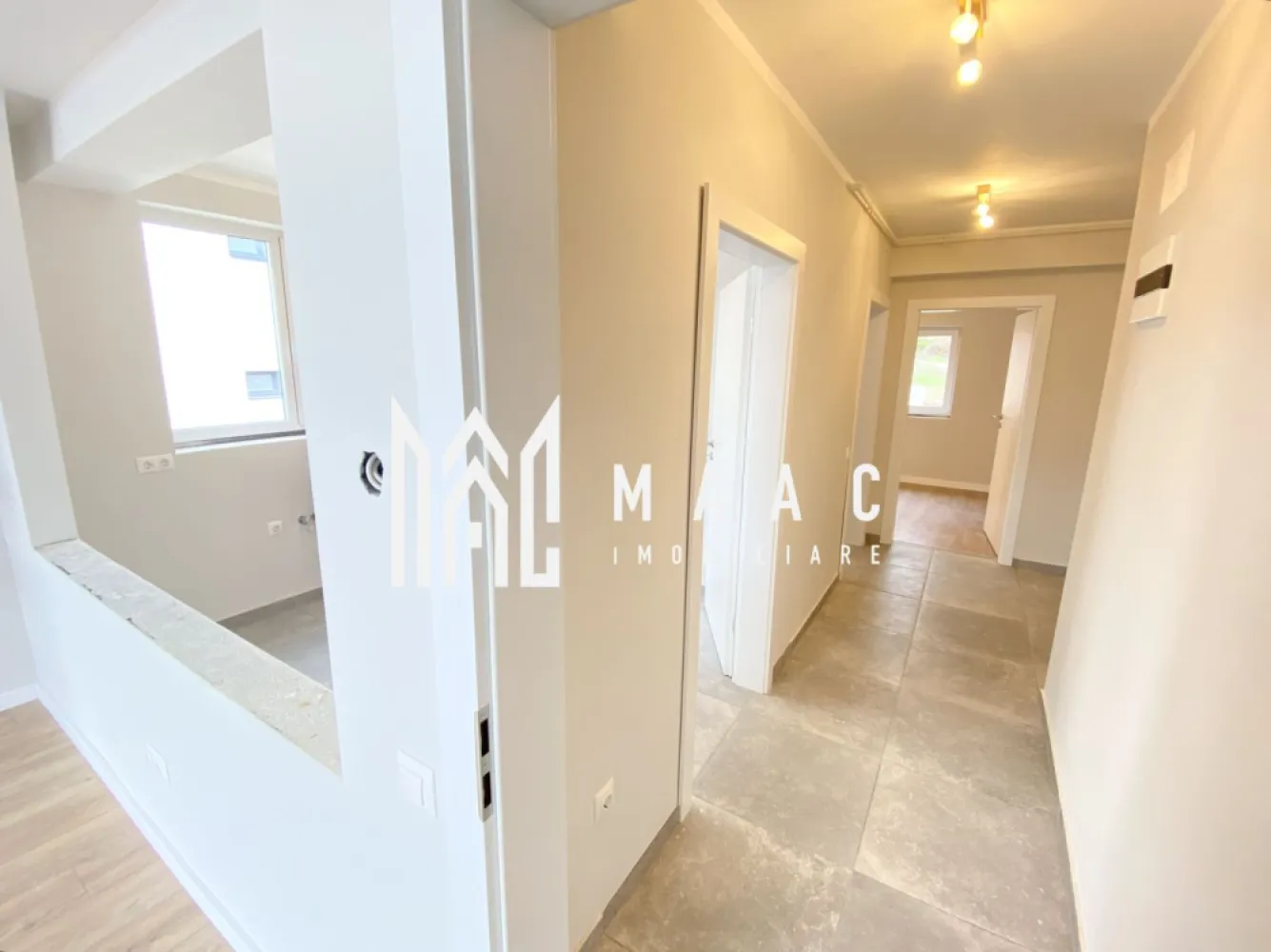 Apartament 4 camere | Balcon | 2 Bai | Parcare - MAAC Imobiliare vă prezintă un apartament cu 4 camere în zona de Vest a orașului Sibiu, în cartierul rezidențial DaVinci Homes. 

Fotografiile din anunț sunt strict cu titlu informativ și reprezintă varianta de predare la cheie, pentru cei care doresc acest pachet contra cost.

Caracteristici:
Apartament cu 4 camere, finisat la alb, cu posibilitatea finisării la cheie contra cost (200 euro/mp)
Suprafață utilă: 103,55 mp
Logie de 8 mp cu vedere superbă către munți
Situat la etajul 2 din 2 
Living cu înălțime impresionantă de 5,6 m
Încălzire în pardoseală
Două băi 
Loc de parcare inclus
Orientare sudică, asigurând multă lumină naturală
Jaluzele electrice
Izolație exterioară cu vată bazaltică
Balcon/logie realizată cu sticlă securizată și sistem de captare a apelor
Finisaje comune de calitate, inclusiv granit pe casa scării.

Avantaje ale ansamblului DaVinci Homes:
Regim de construcție aerisit, cu 45% din teren destinat spațiilor verzi
Materiale premium la exterior: larice siberian și piatră naturală
Locuri de joacă amenajate de dezvoltator
Acces facil, fără ambuteiaje
Patru căi de acces ce fluidizează traficul și mobilitatea.

Pentru mai multe detalii precizati telefonic ca ati vazut anuntul cu ID: CP2851321