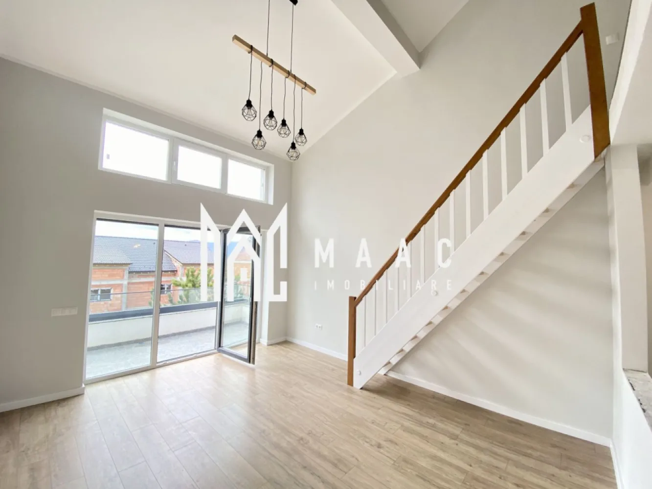 Apartament 4 camere | Balcon | 2 Bai | Parcare - MAAC Imobiliare vă prezintă un apartament cu 4 camere în zona de Vest a orașului Sibiu, în cartierul rezidențial DaVinci Homes. 

Fotografiile din anunț sunt strict cu titlu informativ și reprezintă varianta de predare la cheie, pentru cei care doresc acest pachet contra cost.

Caracteristici:
Apartament cu 4 camere, finisat la alb, cu posibilitatea finisării la cheie contra cost (200 euro/mp)
Suprafață utilă: 103,55 mp
Logie de 8 mp cu vedere superbă către munți
Situat la etajul 2 din 2 
Living cu înălțime impresionantă de 5,6 m
Încălzire în pardoseală
Două băi 
Loc de parcare inclus
Orientare sudică, asigurând multă lumină naturală
Jaluzele electrice
Izolație exterioară cu vată bazaltică
Balcon/logie realizată cu sticlă securizată și sistem de captare a apelor
Finisaje comune de calitate, inclusiv granit pe casa scării.

Avantaje ale ansamblului DaVinci Homes:
Regim de construcție aerisit, cu 45% din teren destinat spațiilor verzi
Materiale premium la exterior: larice siberian și piatră naturală
Locuri de joacă amenajate de dezvoltator
Acces facil, fără ambuteiaje
Patru căi de acces ce fluidizează traficul și mobilitatea.

Pentru mai multe detalii precizati telefonic ca ati vazut anuntul cu ID: CP2851321