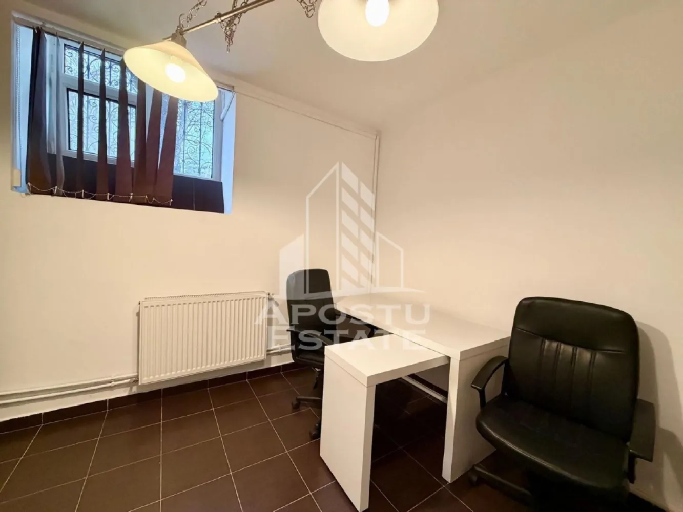 Apartament 2 camere, centrala proprie, zona Centrala - APOSTU ESTATE vă propune spre închiriere un apartament spațios și elegant, cu 2 camere, la demisol într-o zonă liniștită și bine conectată din zona Centrala, ideal pentru birouri sau persoane care vor sa si mobileze dupa bunul plac

Suprafață utilă: 45 mp
Compartimentare eficientă:

- Hol de acces generos
- O camera cu birou si mini bucatarie
- O camera cu dressing
- Baie cu dus

Confort și facilități:
- Centrala Proprie

Apartamentul este complet mobilat și utilat

Ideal pentru:
- Familii
- Spatiu de birouri

Preț chirie: 450 de euro
Programează o vizionare!
ID intern: CP2941224!