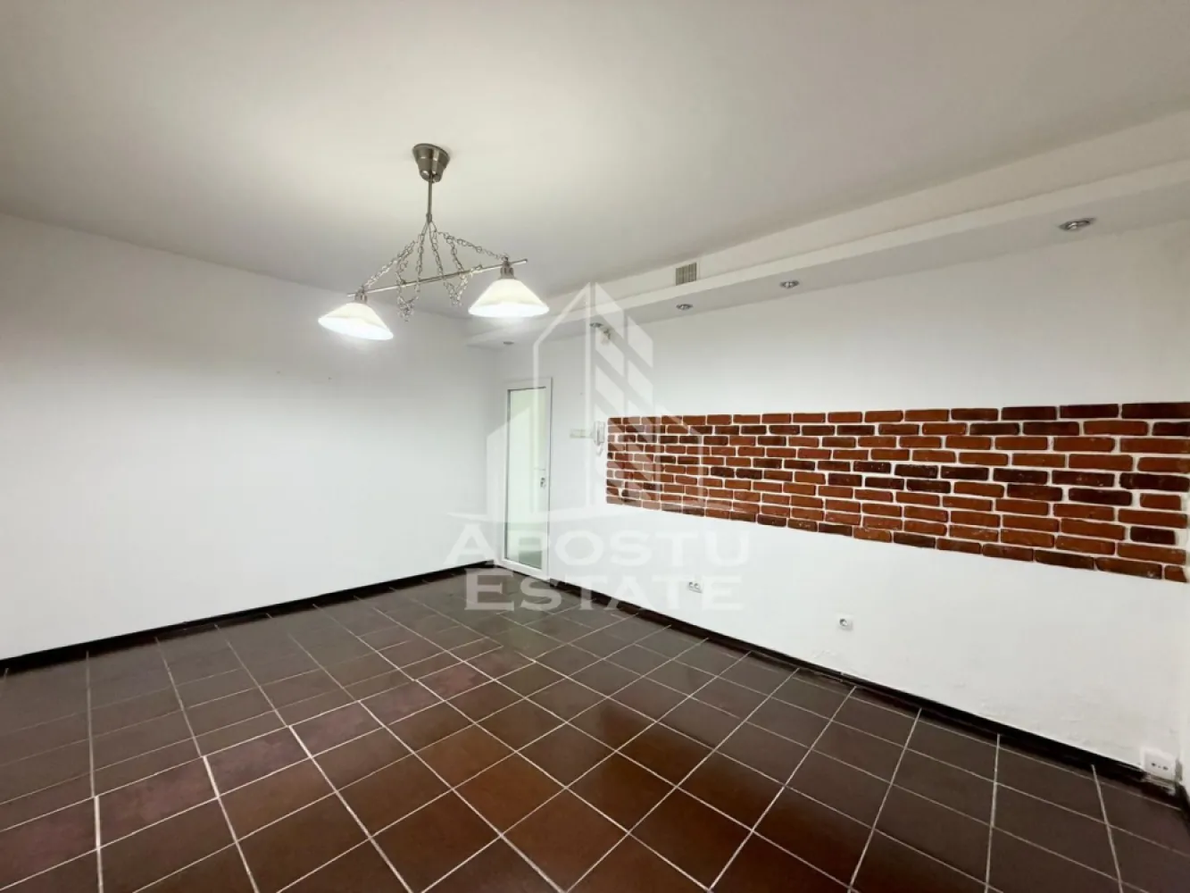 Apartament 2 camere, centrala proprie, zona Centrala - APOSTU ESTATE vă propune spre închiriere un apartament spațios și elegant, cu 2 camere, la demisol într-o zonă liniștită și bine conectată din zona Centrala, ideal pentru birouri sau persoane care vor sa si mobileze dupa bunul plac

Suprafață utilă: 45 mp
Compartimentare eficientă:

- Hol de acces generos
- O camera cu birou si mini bucatarie
- O camera cu dressing
- Baie cu dus

Confort și facilități:
- Centrala Proprie

Apartamentul este complet mobilat și utilat

Ideal pentru:
- Familii
- Spatiu de birouri

Preț chirie: 450 de euro
Programează o vizionare!
ID intern: CP2941224!