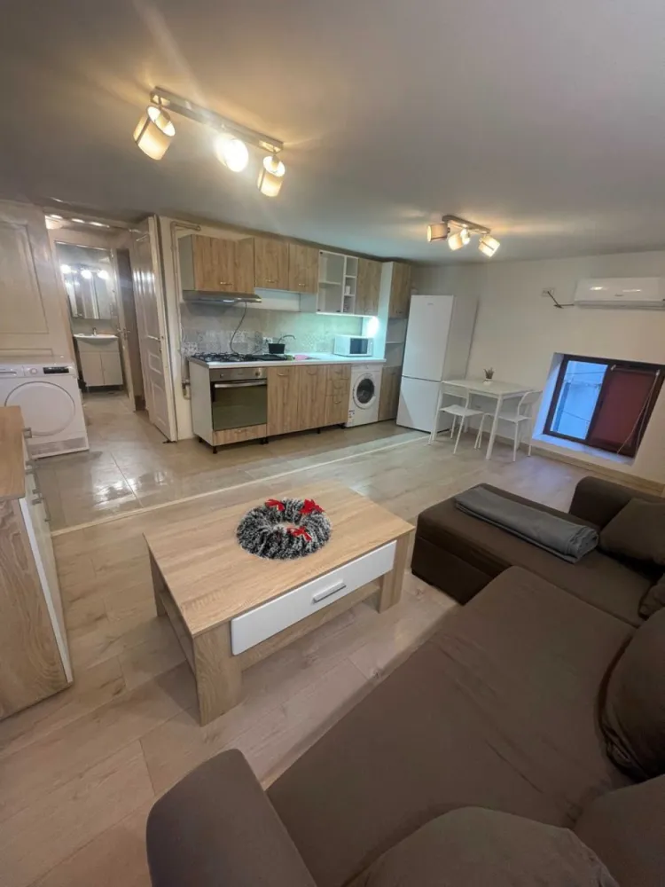 BRASADAS închiriază ap 2 cam in vilă et 1 UNIRII. - Agenția imobiliara BRASADAS închiriază apartament cu doua camere situat in zona Unirii-Udriște-Calea Călărașilor.
Apartamentul este DECOMANDAT, are suprafata utila de 45mp si este situat la etajul 1 într-o vilă de tip P+1+ pod.
Este mobilat și utilat complet.
Living cu bucătărie deschisă, centrală proprie, termopane, ușă metalică, un grup sanitar, aer condiționat, terasă proprie amenajată, loc de fumat separat. 
Exclus animale de companie
2+1 garanție
Ideal tineri, cupluri.
www.brasadas.com.