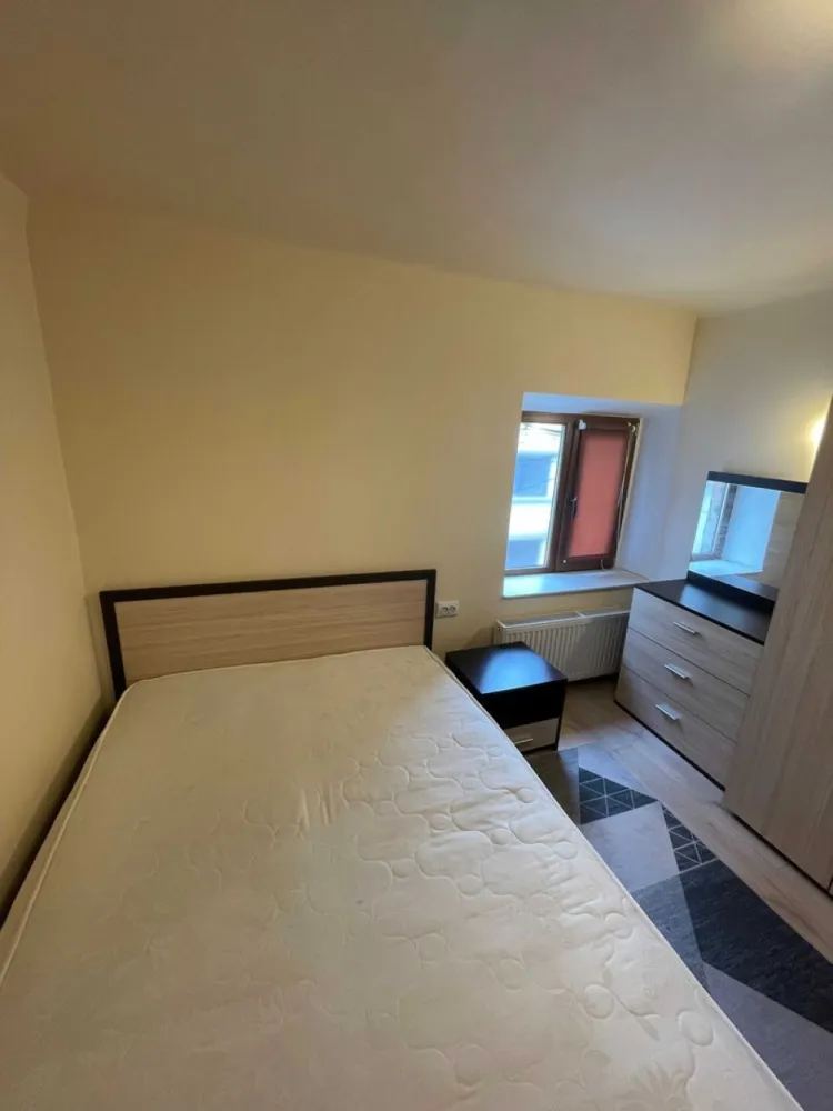 BRASADAS închiriază ap 2 cam in vilă et 1 UNIRII. - Agenția imobiliara BRASADAS închiriază apartament cu doua camere situat in zona Unirii-Udriște-Calea Călărașilor.
Apartamentul este DECOMANDAT, are suprafata utila de 45mp si este situat la etajul 1 într-o vilă de tip P+1+ pod.
Este mobilat și utilat complet.
Living cu bucătărie deschisă, centrală proprie, termopane, ușă metalică, un grup sanitar, aer condiționat, terasă proprie amenajată, loc de fumat separat. 
Exclus animale de companie
2+1 garanție
Ideal tineri, cupluri.
www.brasadas.com.