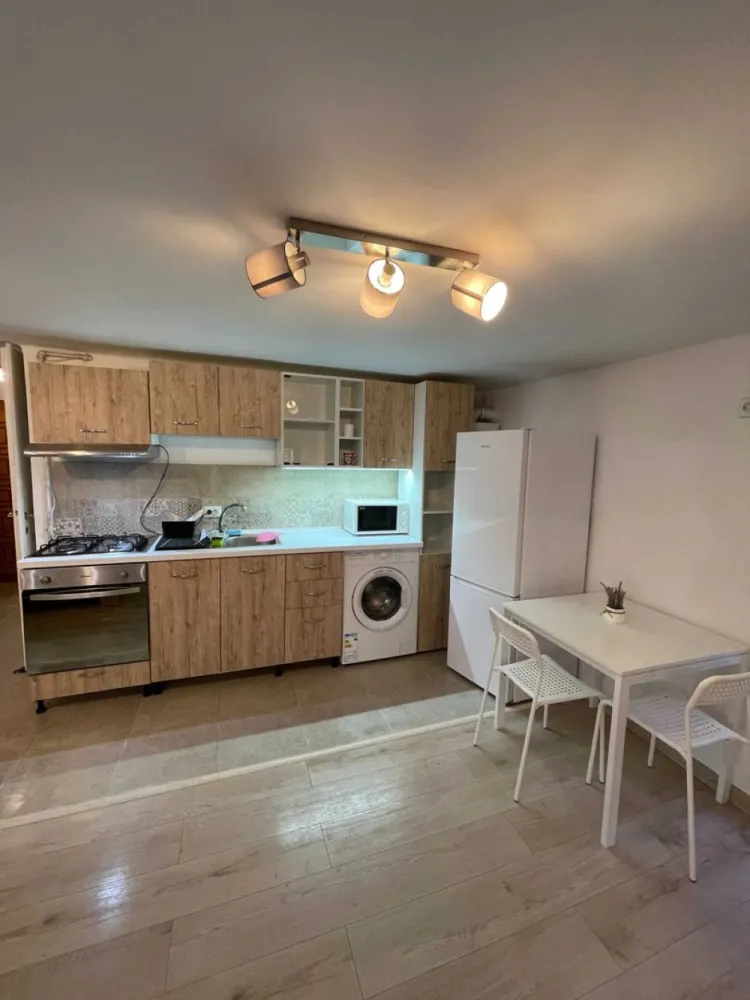 BRASADAS închiriază ap 2 cam in vilă et 1 UNIRII. - Agenția imobiliara BRASADAS închiriază apartament cu doua camere situat in zona Unirii-Udriște-Calea Călărașilor.
Apartamentul este DECOMANDAT, are suprafata utila de 45mp si este situat la etajul 1 într-o vilă de tip P+1+ pod.
Este mobilat și utilat complet.
Living cu bucătărie deschisă, centrală proprie, termopane, ușă metalică, un grup sanitar, aer condiționat, terasă proprie amenajată, loc de fumat separat. 
Exclus animale de companie
2+1 garanție
Ideal tineri, cupluri.
www.brasadas.com.