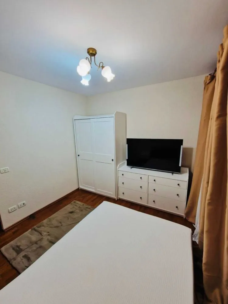 Inchiriez Apartament 2 camere Piata Amzei langa Teatrul Ion Creanga - Inchiriez Apartament 2 camere Piata Amzei (langa Teatrul Ion Creanga) Etaj 1.
Apartamentul este complet utilat si mobilat (3 AC; 2 TV; Cablu Tv Digital; Termopane; mobila Mobexpert; sistem alarma ... etc)
Bloc este renovat. 
Nu are risc seismic. 
Fara loc de parcare. 
Fara animale de companie. 
Fara copii. 
Nu inchiriez la firme.
Contract la ANAF.