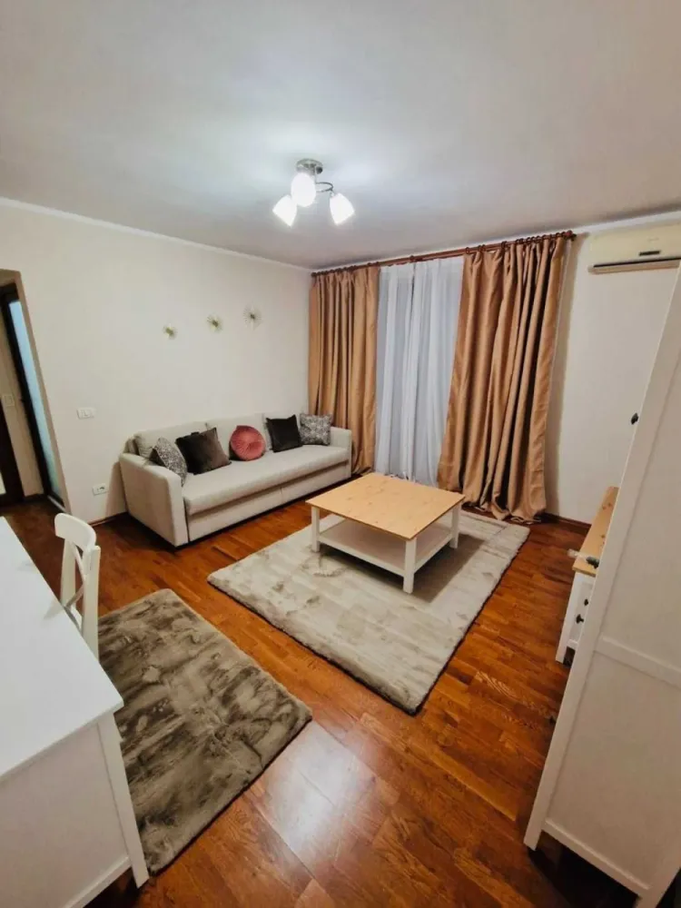 Inchiriez Apartament 2 camere Piata Amzei langa Teatrul Ion Creanga - Inchiriez Apartament 2 camere Piata Amzei (langa Teatrul Ion Creanga) Etaj 1.
Apartamentul este complet utilat si mobilat (3 AC; 2 TV; Cablu Tv Digital; Termopane; mobila Mobexpert; sistem alarma ... etc)
Bloc este renovat. 
Nu are risc seismic. 
Fara loc de parcare. 
Fara animale de companie. 
Fara copii. 
Nu inchiriez la firme.
Contract la ANAF.