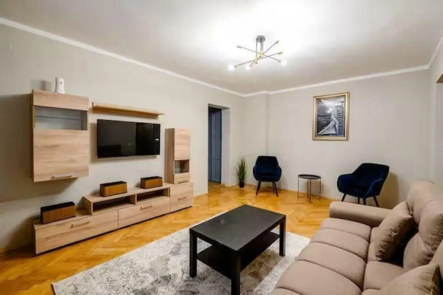 Apartament 2 camere Piata Unirii - Apartament modern cu 2 camere, complet mobilat, aproape de centrul oraşului

Acest apartament cu 2 camere este complet renovat (în urmă cu un an) şi mobilat modern, fiind ideal pentru cei care îşi doresc confort şi acces rapid la toate facilităţile de care dispune Bucurestiul. Situat la doar câţiva paşi de centrul oraşului, oferă un spaţiu luminos şi primitor. Costuri scazute la intretinerea imobilului. 

Detalii apartament:
 - Living generos cu canapea extensibilă şi televizor
 - Dormitor spaţios şi confortabil
 - Bucătărie complet utilată (inclusiv espressor de cafea)
 - Balcon perfect pentru relaxare
 - Baie modernă
 - Centrală termică proprie pe gaz
 - Maşină de spălat
 - Spatii de depozitare (camara in holul de intrare) 

Locaţie excelentă:
 â€˘ Doar 1 km până la Piaţa Unirii (15 min de mers pe jos, 7 min cu maşina), unde găseşti Centrul Vechi, staţia de metrou Piaţa Unirii, Carrefour, restaurante şi magazine
 â€˘ La doar 50 m de staţia de autobuz Traian (liniile 104 şi 123) â€“ 2 staţii până în Piaţa Unirii
 â€˘ Mega Image la 2 minute distanţă
 â€˘ Aproape de restaurante, cafenele şi Piaţa Alba Iulia, o zona cu varietate larga de restaurante.
1 luna chirie + 1 luna garantie 
Pentru detalii, astept telefon sau mesaj pe Whatsapp nr.