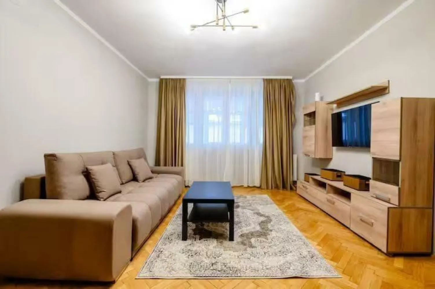Apartament 2 camere Piata Unirii - Apartament modern cu 2 camere, complet mobilat, aproape de centrul oraşului

Acest apartament cu 2 camere este complet renovat (în urmă cu un an) şi mobilat modern, fiind ideal pentru cei care îşi doresc confort şi acces rapid la toate facilităţile de care dispune Bucurestiul. Situat la doar câţiva paşi de centrul oraşului, oferă un spaţiu luminos şi primitor. Costuri scazute la intretinerea imobilului. 

Detalii apartament:
 - Living generos cu canapea extensibilă şi televizor
 - Dormitor spaţios şi confortabil
 - Bucătărie complet utilată (inclusiv espressor de cafea)
 - Balcon perfect pentru relaxare
 - Baie modernă
 - Centrală termică proprie pe gaz
 - Maşină de spălat
 - Spatii de depozitare (camara in holul de intrare) 

Locaţie excelentă:
 â€˘ Doar 1 km până la Piaţa Unirii (15 min de mers pe jos, 7 min cu maşina), unde găseşti Centrul Vechi, staţia de metrou Piaţa Unirii, Carrefour, restaurante şi magazine
 â€˘ La doar 50 m de staţia de autobuz Traian (liniile 104 şi 123) â€“ 2 staţii până în Piaţa Unirii
 â€˘ Mega Image la 2 minute distanţă
 â€˘ Aproape de restaurante, cafenele şi Piaţa Alba Iulia, o zona cu varietate larga de restaurante.
1 luna chirie + 1 luna garantie 
Pentru detalii, astept telefon sau mesaj pe Whatsapp nr.