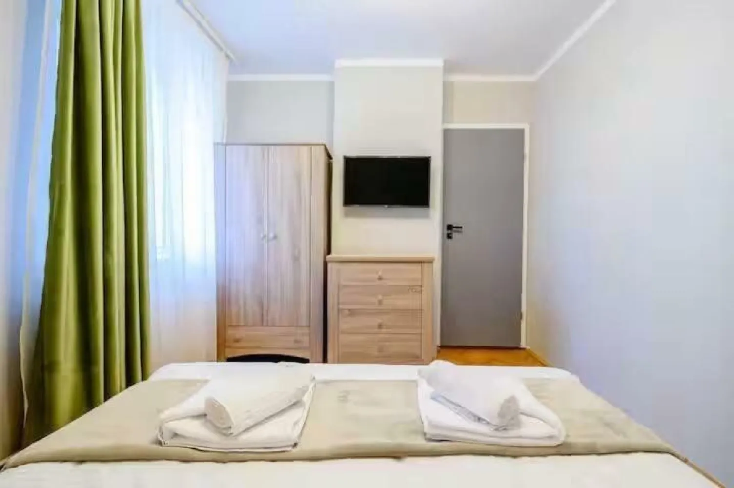 Apartament 2 camere Piata Unirii - Apartament modern cu 2 camere, complet mobilat, aproape de centrul oraşului

Acest apartament cu 2 camere este complet renovat (în urmă cu un an) şi mobilat modern, fiind ideal pentru cei care îşi doresc confort şi acces rapid la toate facilităţile de care dispune Bucurestiul. Situat la doar câţiva paşi de centrul oraşului, oferă un spaţiu luminos şi primitor. Costuri scazute la intretinerea imobilului. 

Detalii apartament:
 - Living generos cu canapea extensibilă şi televizor
 - Dormitor spaţios şi confortabil
 - Bucătărie complet utilată (inclusiv espressor de cafea)
 - Balcon perfect pentru relaxare
 - Baie modernă
 - Centrală termică proprie pe gaz
 - Maşină de spălat
 - Spatii de depozitare (camara in holul de intrare) 

Locaţie excelentă:
 â€˘ Doar 1 km până la Piaţa Unirii (15 min de mers pe jos, 7 min cu maşina), unde găseşti Centrul Vechi, staţia de metrou Piaţa Unirii, Carrefour, restaurante şi magazine
 â€˘ La doar 50 m de staţia de autobuz Traian (liniile 104 şi 123) â€“ 2 staţii până în Piaţa Unirii
 â€˘ Mega Image la 2 minute distanţă
 â€˘ Aproape de restaurante, cafenele şi Piaţa Alba Iulia, o zona cu varietate larga de restaurante.
1 luna chirie + 1 luna garantie 
Pentru detalii, astept telefon sau mesaj pe Whatsapp nr.