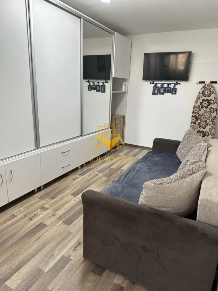 1 camera, Marasti, Expo Transilvania, Aurel Vlaicu, Profi, Parcare - GOLDNESS Imobiliare vă propune spre închiriere un apartament cu 1 camere complet mobilat și utilat, la etajul 1 într-un imobil de 4 etaje, în Cartierul Marasti.
Dispune de loc de parcare!
Se află în apropierea stațiilor de transport în comun, magazine, restaurante, spații verzi, farmacii, etc. 

Apartamentul este compartimentat astfel:
 - camera cu canapea extensibilă, dressing
 - bucătărie complet utilată și mobilată
 - baie cu cabina de dus, calorifer port prosop și dulap pentru depozitare.
 - balcon 3mp.

Imobilul este dotat cu toate cele necesare- termoficare, frigider, aragaz, hotă, mașină de spălat haine, etc. 

Dacă sunteți interesați de acest apartament și doriți să îl vizionați, dar și pentru alte oferte nu ezitați să ne contactați telefonic sau prin e-mail. Vă stăm la dispoziție!
Pentru intermediere se percepe un comision de 50% din prețul chiriei!