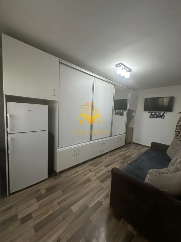1 camera, Marasti, Expo Transilvania, Aurel Vlaicu, Profi, Parcare - GOLDNESS Imobiliare vă propune spre închiriere un apartament cu 1 camere complet mobilat și utilat, la etajul 1 într-un imobil de 4 etaje, în Cartierul Marasti.
Dispune de loc de parcare!
Se află în apropierea stațiilor de transport în comun, magazine, restaurante, spații verzi, farmacii, etc. 

Apartamentul este compartimentat astfel:
 - camera cu canapea extensibilă, dressing
 - bucătărie complet utilată și mobilată
 - baie cu cabina de dus, calorifer port prosop și dulap pentru depozitare.
 - balcon 3mp.

Imobilul este dotat cu toate cele necesare- termoficare, frigider, aragaz, hotă, mașină de spălat haine, etc. 

Dacă sunteți interesați de acest apartament și doriți să îl vizionați, dar și pentru alte oferte nu ezitați să ne contactați telefonic sau prin e-mail. Vă stăm la dispoziție!
Pentru intermediere se percepe un comision de 50% din prețul chiriei!