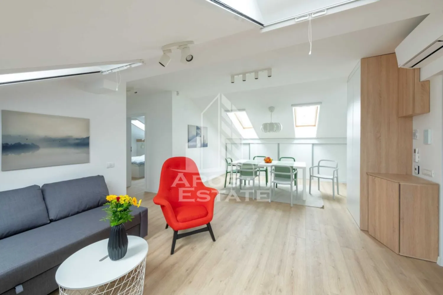 Apartament 3 camere, de inchiriat, Dumbravita - APOSTU ESTATE va propune spre inchiriere un apartament de cu 3 camere, 2 bai, confort 1 sporit, open space, situat la etajul3 /3, zona Dumbravita

Imobilul se intinde pe o suprafata utila de 70 mp si este compartimentat astfel:

- hol de acces

- living open space

- bucatarie deschisa

- 2 dormitoare

Confortul termic se realizeaza prin intermediul centralei pe imobil si al aparatului de aer conditionat. Incalzire este prin pardoseala.

Nu se accepta animale de companie si sa se fumeze in incinta imobilului.
Disponibil din luna 01.08.2026!
Va asteptam cu drag la o vizionare!

ID intern: CP3198572!