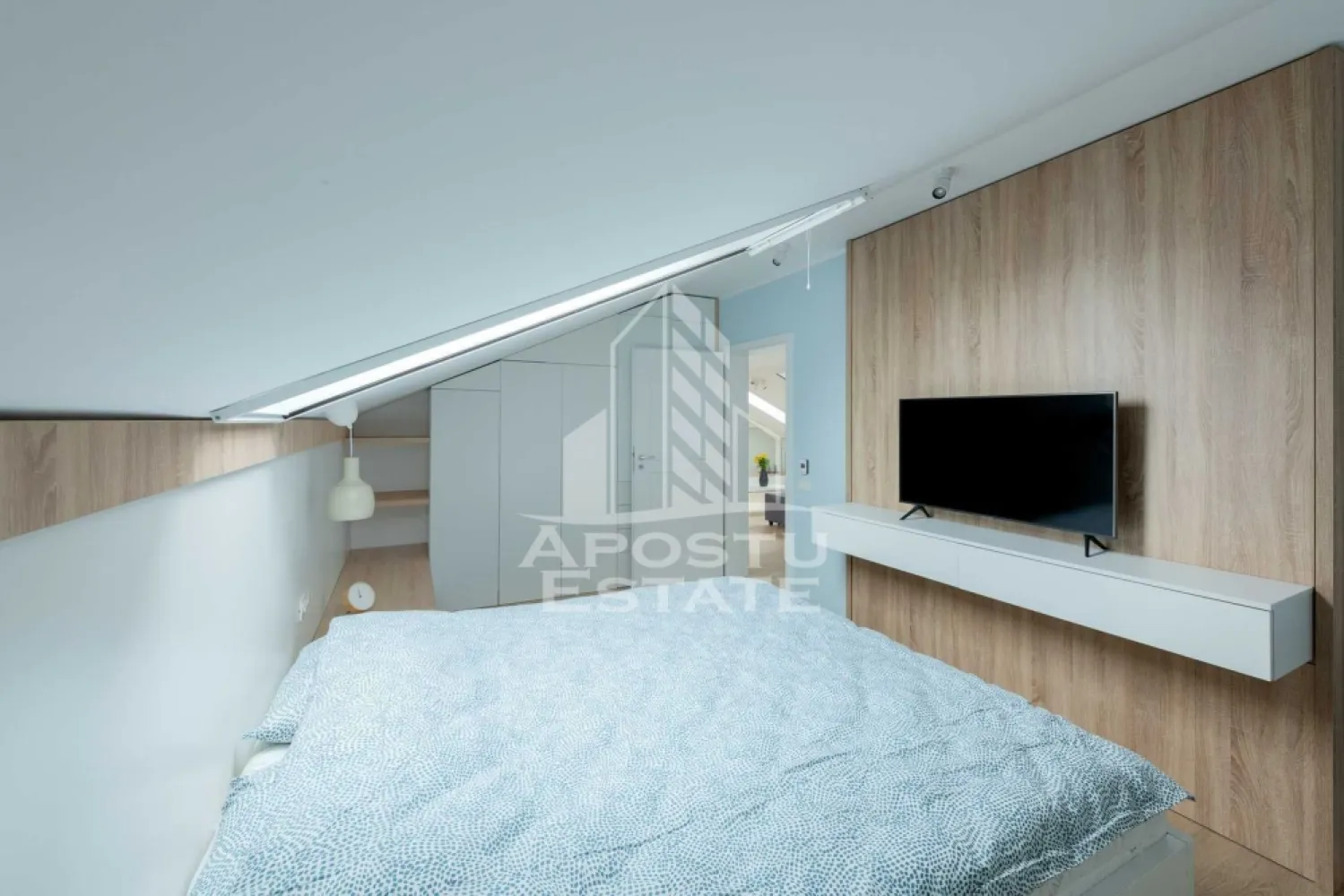 Apartament 3 camere, de inchiriat, Dumbravita - APOSTU ESTATE va propune spre inchiriere un apartament de cu 3 camere, 2 bai, confort 1 sporit, open space, situat la etajul3 /3, zona Dumbravita

Imobilul se intinde pe o suprafata utila de 70 mp si este compartimentat astfel:

- hol de acces

- living open space

- bucatarie deschisa

- 2 dormitoare

Confortul termic se realizeaza prin intermediul centralei pe imobil si al aparatului de aer conditionat. Incalzire este prin pardoseala.

Nu se accepta animale de companie si sa se fumeze in incinta imobilului.
Disponibil din luna 01.08.2026!
Va asteptam cu drag la o vizionare!

ID intern: CP3198572!