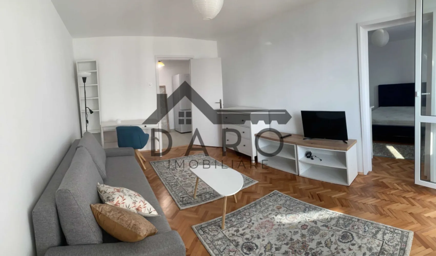 Apartament 2 Camere de Închiriat – Semicentral, Luminos, Modern, Economic. - Apartament cu 2 camere, renovat, modern și luminos, situat la etajul 6, cu priveliște frumoasă asupra orașului. Amplasat într-o zonă semicentrală, verde și liniștită, aproape de Scările Furnica.
 Living mobilat contemporan, cu lumină naturală din abundență
 Bucătărie complet utilată cu electrocasnice Bosch
 Balcon de 7 mp, ideal pentru relaxare
 Economic și confortabil
Chirie: 380 € / lună. Disponibil de la 1 august. Pentru detalii și vizionări: 07********65.