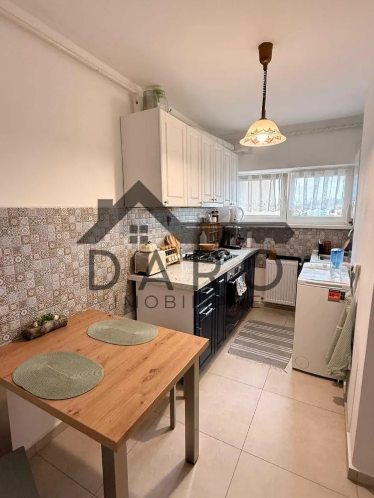 Apartament 2 Camere de Închiriat – Semicentral, Luminos, Modern, Economic. - Apartament cu 2 camere, renovat, modern și luminos, situat la etajul 6, cu priveliște frumoasă asupra orașului. Amplasat într-o zonă semicentrală, verde și liniștită, aproape de Scările Furnica.
 Living mobilat contemporan, cu lumină naturală din abundență
 Bucătărie complet utilată cu electrocasnice Bosch
 Balcon de 7 mp, ideal pentru relaxare
 Economic și confortabil
Chirie: 380 € / lună. Disponibil de la 1 august. Pentru detalii și vizionări: 07********65.