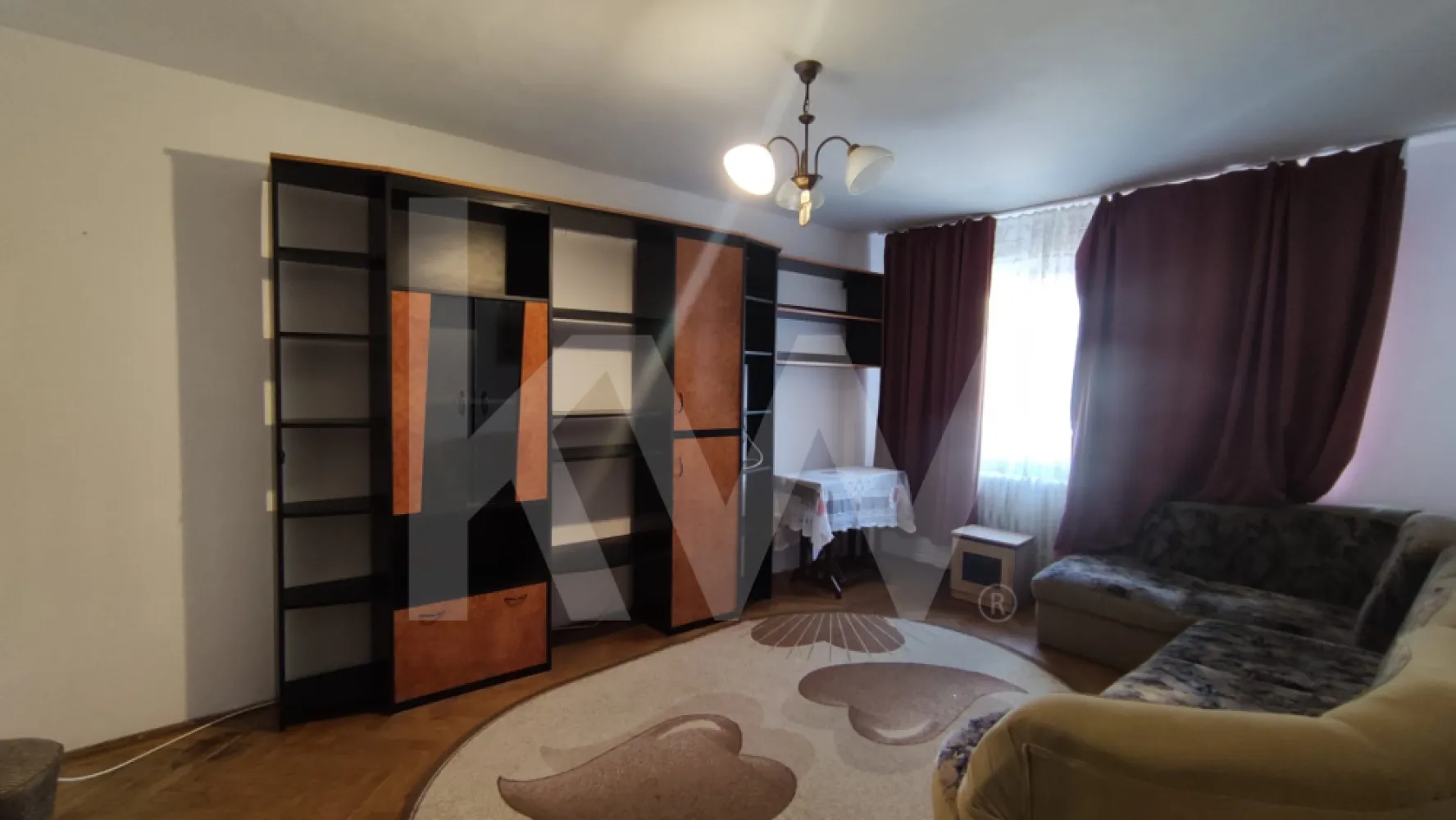 De închiriat | Apartament 3 camere | Zona Cireșica, Sibiu | 78 mp utili - Apartament cu 3 camere decomandat, situat la etajul 1, în zona Cireșica — cartier liniștit, cu acces rapid la școli, grădinițe, magazine alimentare, farmacie și stații de mijloace de transport în comun.

Specificații:
•⁠  ⁠Suprafață utilă: 78 mp
•⁠  ⁠Compartimentare: decomandat
•⁠  ⁠Etaj: 1
•⁠  ⁠Băi: 2
•⁠  ⁠Balcon închis
•⁠  ⁠Bucătărie închisă
•⁠  ⁠Mobilat

Despre apartament:
Spațiu bine compartimentat, cu camere separate și o distribuție practică. Bucătăria este închisă, separată de zona de zi, iar balconul închis poate fi utilizat ca spațiu de depozitare sau birou mic. Cele două băi reprezintă un avantaj real pentru familii.

Zonă și vecinătăți:
Cireșica este o zonă rezidențială cu o infrastructură bine pusă la punct — școli și grădinițe în proximitate, acces facil la mijloacele de transport în comun, magazine, farmacie și piață.
