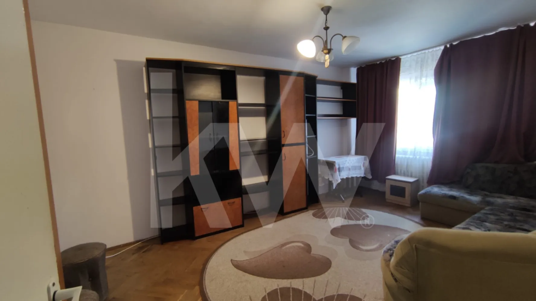 De închiriat | Apartament 3 camere | Zona Cireșica, Sibiu | 78 mp utili - Apartament cu 3 camere decomandat, situat la etajul 1, în zona Cireșica — cartier liniștit, cu acces rapid la școli, grădinițe, magazine alimentare, farmacie și stații de mijloace de transport în comun.

Specificații:
•⁠  ⁠Suprafață utilă: 78 mp
•⁠  ⁠Compartimentare: decomandat
•⁠  ⁠Etaj: 1
•⁠  ⁠Băi: 2
•⁠  ⁠Balcon închis
•⁠  ⁠Bucătărie închisă
•⁠  ⁠Mobilat

Despre apartament:
Spațiu bine compartimentat, cu camere separate și o distribuție practică. Bucătăria este închisă, separată de zona de zi, iar balconul închis poate fi utilizat ca spațiu de depozitare sau birou mic. Cele două băi reprezintă un avantaj real pentru familii.

Zonă și vecinătăți:
Cireșica este o zonă rezidențială cu o infrastructură bine pusă la punct — școli și grădinițe în proximitate, acces facil la mijloacele de transport în comun, magazine, farmacie și piață.
