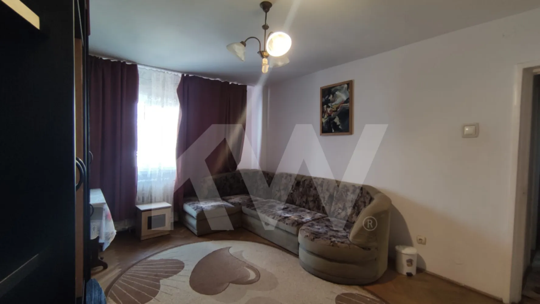 De închiriat | Apartament 3 camere | Zona Cireșica, Sibiu | 78 mp utili - Apartament cu 3 camere decomandat, situat la etajul 1, în zona Cireșica — cartier liniștit, cu acces rapid la școli, grădinițe, magazine alimentare, farmacie și stații de mijloace de transport în comun.

Specificații:
•⁠  ⁠Suprafață utilă: 78 mp
•⁠  ⁠Compartimentare: decomandat
•⁠  ⁠Etaj: 1
•⁠  ⁠Băi: 2
•⁠  ⁠Balcon închis
•⁠  ⁠Bucătărie închisă
•⁠  ⁠Mobilat

Despre apartament:
Spațiu bine compartimentat, cu camere separate și o distribuție practică. Bucătăria este închisă, separată de zona de zi, iar balconul închis poate fi utilizat ca spațiu de depozitare sau birou mic. Cele două băi reprezintă un avantaj real pentru familii.

Zonă și vecinătăți:
Cireșica este o zonă rezidențială cu o infrastructură bine pusă la punct — școli și grădinițe în proximitate, acces facil la mijloacele de transport în comun, magazine, farmacie și piață.
