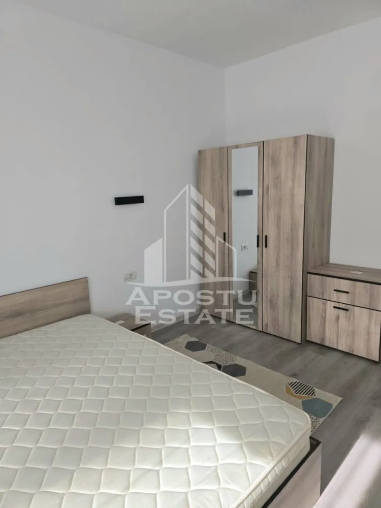 Apartament cu 2 camere,pet friendly,Giroc - Agentia Apostu Estate va ofera spre inchiriere un apartament cu 2 camere, amenajat modern, situat la parterul unui imobil nou din Giroc, intr-o zona foarte buna, in apropiere de Lidl si Future Residence.

Apartamentul dispune de o suprafata utila de 48 mp, la care se adauga un balcon generos de 8 mp. 

Compartimentarea este practica, cu living si bucatarie open space, dormitor, baie(cu cabina de dus)3 si balcon, fiind ideal pentru un stil de viata confortabil.

Locuinta este complet mobilata si utilata modern, fiind dotata cu centrala termica proprie.

Beneficiaza de un loc de parcare inclus in pret.

Se accepta un animal de companie de talie mica. 

La semnarea contractului se solicita doua garantii, cu posibilitatea achitarii acestora in doua transe.

Va asteptam cu drag la o vizionare!