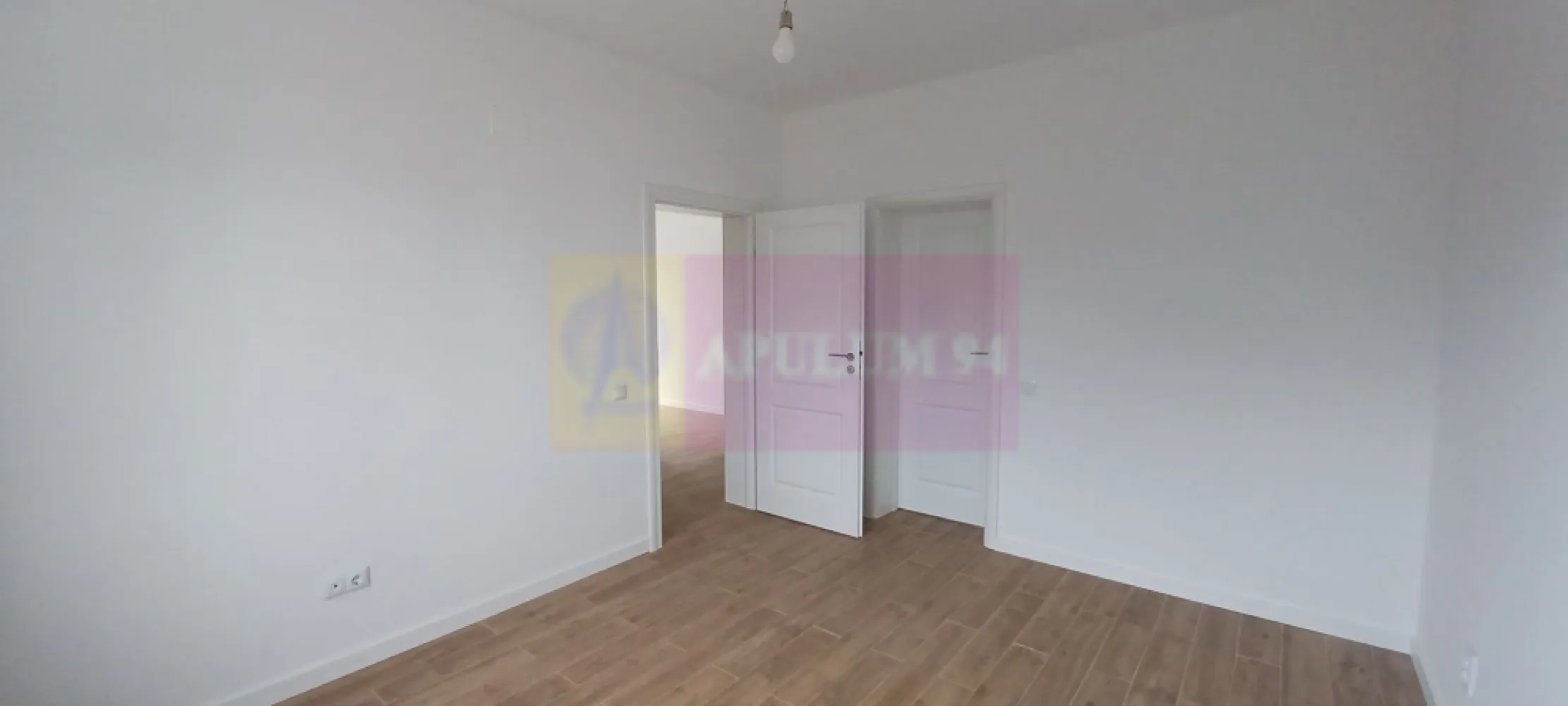 Săbăreni, casă nouă tip parter, cu pod mansardabil - La 12 km de Bucuresti, În partea NV, cu acces prin Chitila, prin Militari sau din A1 si A0, în localitatea Săbăreni, într-o zonă rezidențială nouă, ferită de traficul rutier. Casă din cărămidă, cu structura de rezistență din beton armat, cu placă si peste parter, cu podul înalt, luminos, mansardabil. Casa este alcătuită din 4 camere, bucătărie, 2 băi, dresing, hol, pod mansardabil, terasă acoperită și pivniță. Finisajele interioare: parchetul, gresie, faianța, obiectele sanitare din băi si ușile interioare pot fi alese de cumpărător. Tâmplărie Salamander cu geamuri tripan, țiglă metalică cu grosimea de 0,5. Incălzire în pardoseală în toată casa, centrală termică pe gaze. Curte 450 mp, împrejmuită, cu trotuare, alee pietonală si auto. Termen de finalizare 6 luni. Preț 148.000 EUR. Nu se plătește TVA sau comision.