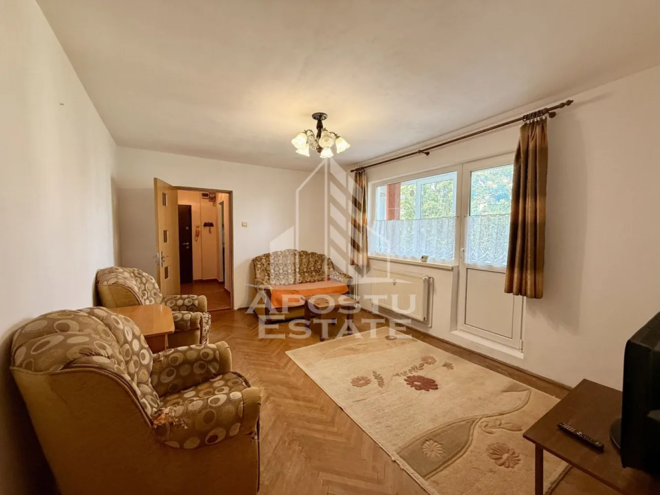 Apartament 3 camere de vanzare, zona Dacia, Timisoara - Agentia imobiliara APOSTU ESTATE va propune spre vanzare un apartament cu 3 camere, semidecomandat, etajul 2/4, situat in zona Dacia din Timisoara, judetul Timis.
Apartamentul este amplasat la etajul 2 al unui imobil cu 4 etaje, avem 4 apartamente pe etaj si are o suprafata utila de 65 mp plus balcon închis, de asemenea detine boxa înaltă pentru depozitare la subsol.
Confortul termic se realizeaza prin intermediul centralei proprii pe gaz cu sistem de incalzire prin calorifere.
Compartimentare:
- hol acces spatios
-bucatarie inchisa
-living cu iesire spre balcon inchis
-dormitor
-camera
- baie cu cada

Proprietatea se vinde cum se vede în imagini, necesita renovare si este o varianta ideala pentru familii, cuplu, investitie.
Vecinatati: Mijloace transport in comun la 4 min de mers pe jos, ,farmacii,banci la 3 minute de mers pe jos,Iulius Mall la 9 minute cu masina, Centrul orasului la 10 minute cu masina, Kaufland la 11 min de mers pe jos.

Agentia imobiliara Apostu Estate va ofera consultanta bancara gratuita prin intermediul colaboratorilor nostri pentru alegerea celui mai potrivit tip de credit, astfel incat tu sa devi noul proprietar al acestui apartament.

Va asteptam cu drag la o vizionare!

Id InternCP3197122