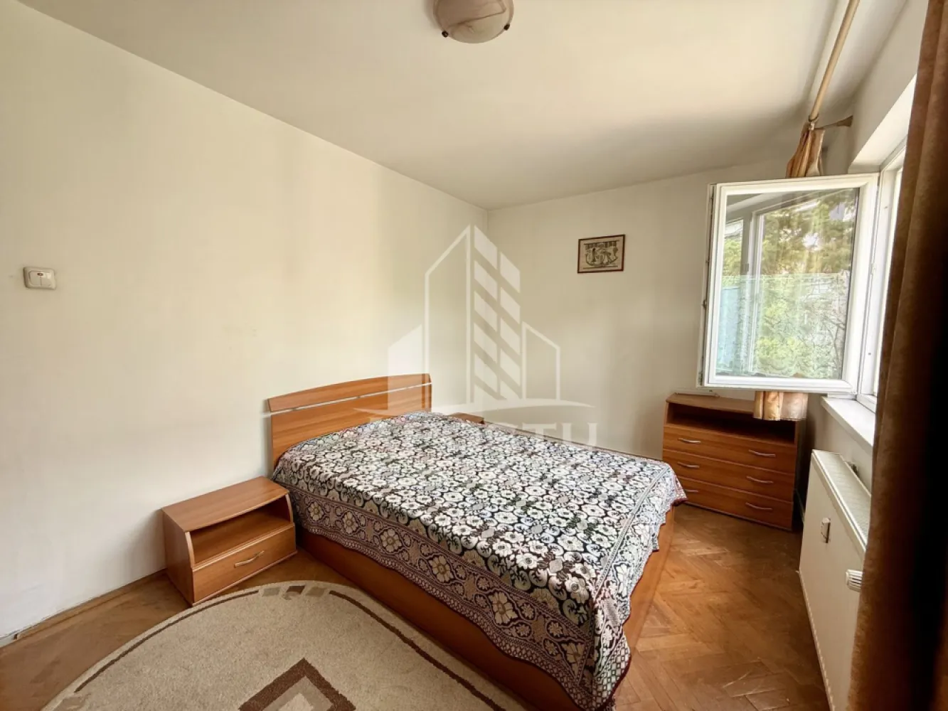 Apartament 3 camere de vanzare, zona Dacia, Timisoara - Agentia imobiliara APOSTU ESTATE va propune spre vanzare un apartament cu 3 camere, semidecomandat, etajul 2/4, situat in zona Dacia din Timisoara, judetul Timis.
Apartamentul este amplasat la etajul 2 al unui imobil cu 4 etaje, avem 4 apartamente pe etaj si are o suprafata utila de 65 mp plus balcon închis, de asemenea detine boxa înaltă pentru depozitare la subsol.
Confortul termic se realizeaza prin intermediul centralei proprii pe gaz cu sistem de incalzire prin calorifere.
Compartimentare:
- hol acces spatios
-bucatarie inchisa
-living cu iesire spre balcon inchis
-dormitor
-camera
- baie cu cada

Proprietatea se vinde cum se vede în imagini, necesita renovare si este o varianta ideala pentru familii, cuplu, investitie.
Vecinatati: Mijloace transport in comun la 4 min de mers pe jos, ,farmacii,banci la 3 minute de mers pe jos,Iulius Mall la 9 minute cu masina, Centrul orasului la 10 minute cu masina, Kaufland la 11 min de mers pe jos.

Agentia imobiliara Apostu Estate va ofera consultanta bancara gratuita prin intermediul colaboratorilor nostri pentru alegerea celui mai potrivit tip de credit, astfel incat tu sa devi noul proprietar al acestui apartament.

Va asteptam cu drag la o vizionare!

Id InternCP3197122