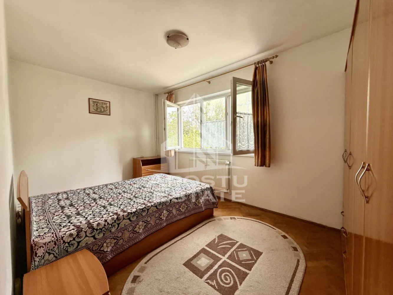 Apartament 3 camere de vanzare, zona Dacia, Timisoara - Agentia imobiliara APOSTU ESTATE va propune spre vanzare un apartament cu 3 camere, semidecomandat, etajul 2/4, situat in zona Dacia din Timisoara, judetul Timis.
Apartamentul este amplasat la etajul 2 al unui imobil cu 4 etaje, avem 4 apartamente pe etaj si are o suprafata utila de 65 mp plus balcon închis, de asemenea detine boxa înaltă pentru depozitare la subsol.
Confortul termic se realizeaza prin intermediul centralei proprii pe gaz cu sistem de incalzire prin calorifere.
Compartimentare:
- hol acces spatios
-bucatarie inchisa
-living cu iesire spre balcon inchis
-dormitor
-camera
- baie cu cada

Proprietatea se vinde cum se vede în imagini, necesita renovare si este o varianta ideala pentru familii, cuplu, investitie.
Vecinatati: Mijloace transport in comun la 4 min de mers pe jos, ,farmacii,banci la 3 minute de mers pe jos,Iulius Mall la 9 minute cu masina, Centrul orasului la 10 minute cu masina, Kaufland la 11 min de mers pe jos.

Agentia imobiliara Apostu Estate va ofera consultanta bancara gratuita prin intermediul colaboratorilor nostri pentru alegerea celui mai potrivit tip de credit, astfel incat tu sa devi noul proprietar al acestui apartament.

Va asteptam cu drag la o vizionare!

Id InternCP3197122