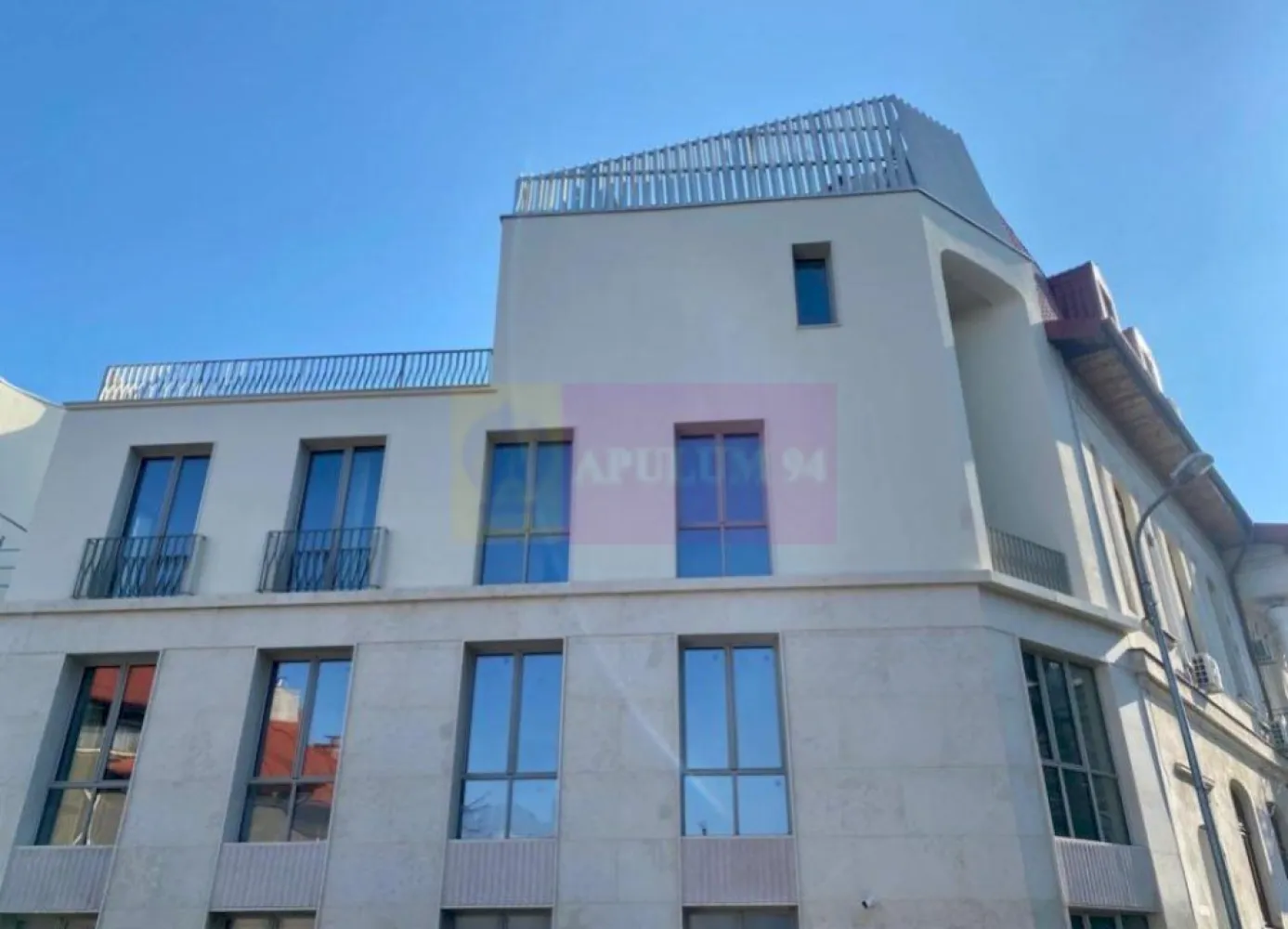Apartament in imobil boutique, Cartierul Armenesc, Sector 2 - Apartament cu 2 camere, 83 mp utili, situat pe strada Licurg, în Cartierul Armenesc, într-un imobil boutique nou, finalizat în 2024, cu doar 11 apartamente.
Este o proprietate pentru cine caută mai mult decât o adresă centrală. Imobilul are o comunitate restrânsă, discretă, cu rezidenți de profil bun, iar atmosfera generală este calmă, privată și elegantă.

Apartamentul este decomandat, bine proporționat și luminos, cu o suprafață rar întâlnită pentru un apartament cu 2 camere în zona centrală. 
Localizarea este unul dintre avantajele clare: Cartierul Armenesc, aproape de Piața Rosetti, Universitate, Grădina Icoanei, restaurante, cafenele și zone culturale. Ai centrul aproape, dar fără expunerea și zgomotul unui bulevard principal.

Avantaje:

- 83 mp utili
- 96 mp construiți
- 2 camere, decomandat
- imobil boutique finalizat în 2024
- doar 11 apartamente în clădire
- Cartierul Armenesc, zona protejata
- zonă centrală, discretă și bine cotată
- comunitate restrânsă, cu profil select
- parcare subterană disponibilă
- potrivit pentru locuire pe termen lung

Pentru detalii și programarea unei vizionări, mă puteți contacta direct.

Proiectul include o selecție diversă de apartamente cu 3 și 4 camere , caracterizate prin ferestre ample si terase spatioase.
EXTERIOR:

Rame din aluminiu:

Barieră termică ALIPLAST, culoare bej RAL 7044
Fixare mecanică pe cadru de oțel 30 x 30 mm
Geamuri triple:

Compoziție generală: Sticlă 6 mm 4S, distanțier 16 mm WE, sticlă float 4 mm, sticlă low E 6 mm
Parter spre stradă: Sticlă temperată KN 166 ESG 6 mm, distanțier 16 mm WE, sticlă float 4 mm, sticlă laminată low E 4.4.1 mm
Valoare U totală: 1,05 pentru rame și ferestre din aluminiu
PEISAGISTICĂ:

Design exterior:

Alee de intrare cu plăci ceramice
Drum de acces la subsol asfaltat
Mobilier urban pe platforme de beton, cu zone de flori integrate
Spații verzi:

Pe plăci de beton: Ghivece de plante (adâncime 50-70 cm), arbuști și gazon la rampa de intrare
Pe sol natural: Plantații de arbori și arbuști, gazon, pentru uz exclusiv apartamentelor 1 și 2
INTERIOR:

Pereți cu vopsea multistrat:

Trei straturi de vopsea albă lavabilă pe plăci de gips tencuite
Bază din bloc ceramic de 30 cm grosime