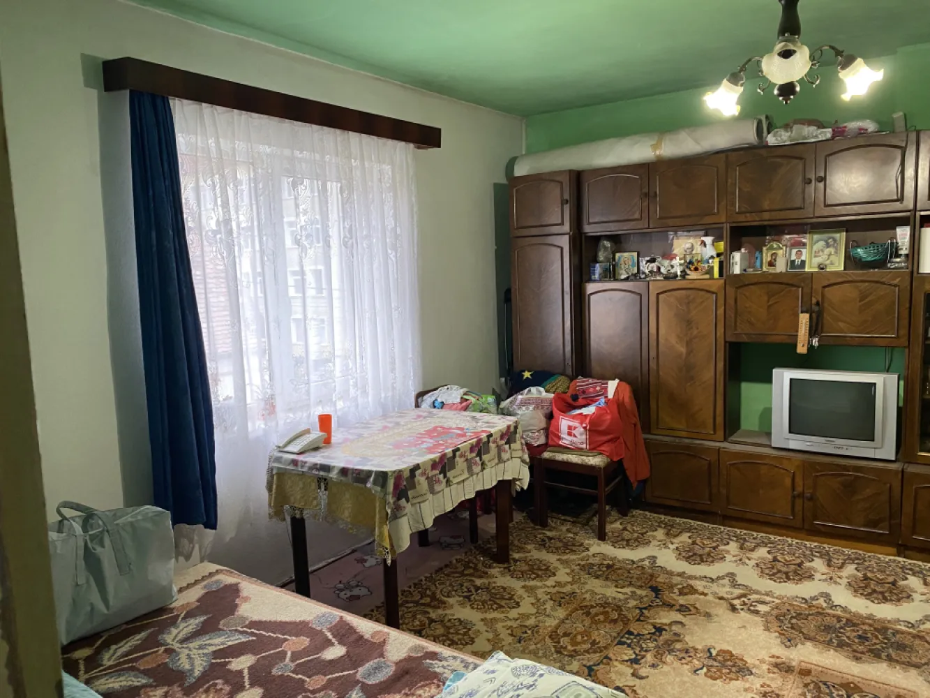 Vând garsonieră ( cameră , bucătărie ) - De vânzare cameră (22 m2) și bucătărie (6:5 m2) , etaj 1 (imobil cu 8 apartamente ) ,zona centrală în Mun. Sibiu , str Turismului . Dependințe: pivniță, pod, teren aferent 118 m2.&nbsp;