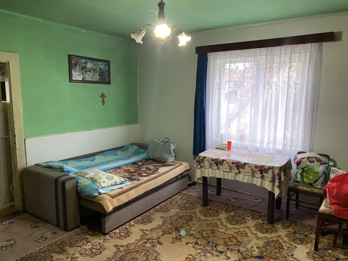 Vând garsonieră ( cameră , bucătărie ) - De vânzare cameră (22 m2) și bucătărie (6:5 m2) , etaj 1 (imobil cu 8 apartamente ) ,zona centrală în Mun. Sibiu , str Turismului . Dependințe: pivniță, pod, teren aferent 118 m2.&nbsp;