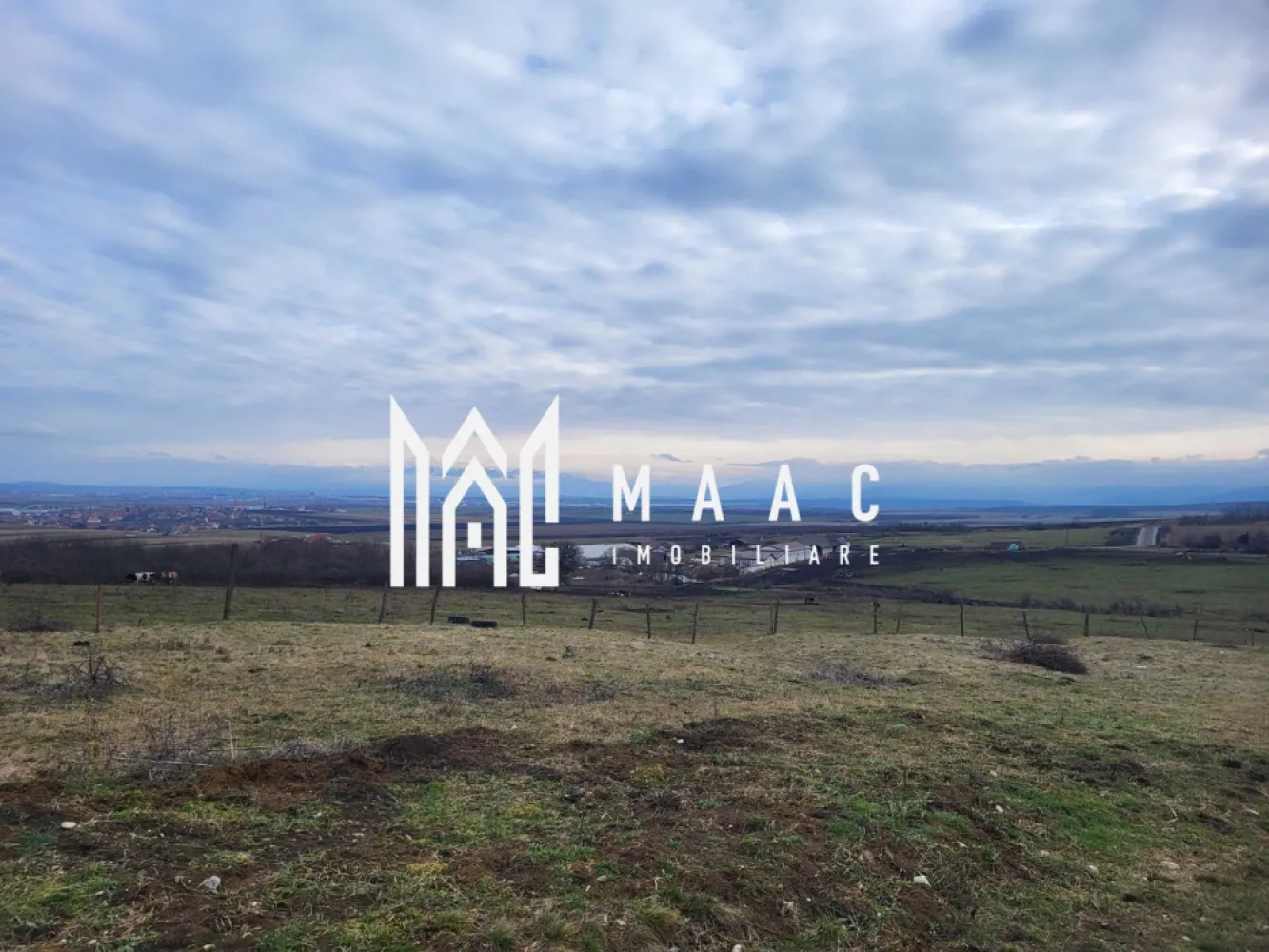 Teren | Intravilan | 1182 MP | Autorizație și Proiect Avizat | Șura Mică - MAAC Imobiliare vă propune spre vânzare un teren generos cu o suprafață de 1182 mp, format din două parcele alipite, situat în Șura Mică, zona Dealul Viilor. 

Această proprietate reprezintă o oportunitate excelentă pentru cei care își doresc să dezvolte o pensiune, o cabană sau o casă de vacanță într-un cadru natural liniștit, cu o panoramă superbă spre munți.

Terenul este amplasat strategic, într-o zonă cu drum recent prelungit, betonat și amenajat, unde există deja cabane construite în vecinătate. 

Beneficiază de o deschidere totală la stradă de 35 de metri liniari, fiind vândut cu autorizație de construcție emisă în 2024 (valabilă până în 2027) și proiect tip Ettera inclus pentru parcela de 582 mp. 

Prima parcelă are o suprafață de 582 mp cu proiect Parter ,Etaj ,Terasă deasupra,iar cealaltă 600 mp fără proiect.

Se vinde exclusiv ca întreg.

Ca și utilități dispune momentan doar de apă, este depus pentru curent un proiect pentru un parc fotovoltaic care să deservească zona prin prezența unui transformator pe viitor.

Pentru mai multe detalii sau programarea unei vizionări contactați-ne și specificați ID:CP2933777.