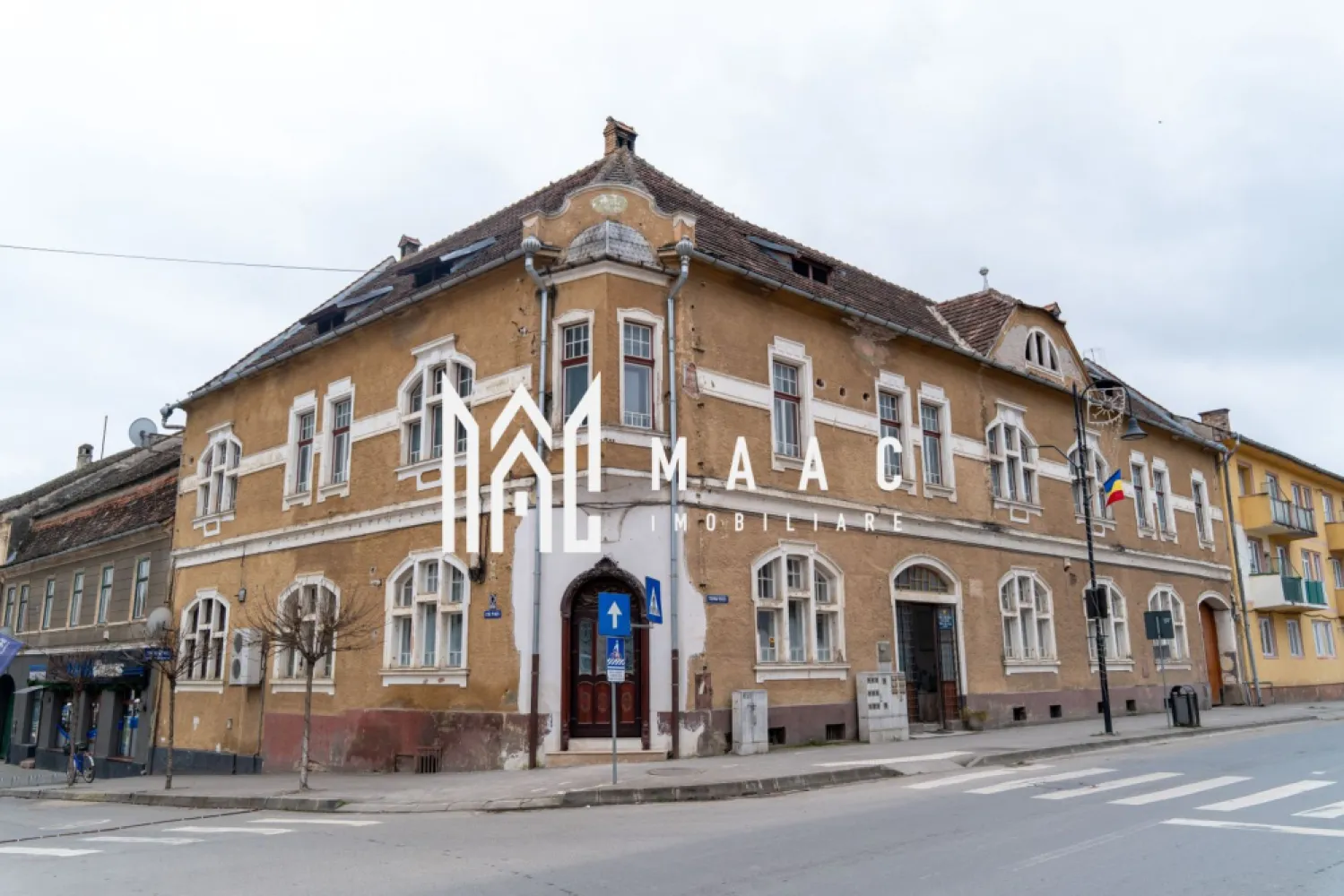 Spatiu comercial/ Birou I 9 camere I 360 mpu I Centru-Agnita - MAAC Imobiliare propune spre achiziție un întreg etaj cu destinație comercială, al unei clădiri cu poziție ultracentrală în orașul Agnita.

Parterul clădirii găzduiește activitatea ANCPI Agnita, iar etajul a fost utilizat anterior pentru activități medicale.

Proprietatea cu regim de înălțime P + E + Pod, suprafața totală: 360 mp utili, compartimentată astfel:

- scări interioare cu grup sanitar la mezanin
- hol spațios în formă de L, cu acces către 9 camere (minim 25 mp fiecare)
- grup sanitar cu 4 cabine de toaletă și o cabină de duș
- scările și parțial holurile sunt acoperite cu granit. La etaj este necesară amenajarea podelei.

Caracteristici camere:
- Tavane înalte
- Ferestre mari cu vedere către Primărie și strada Mihai Viteazu
- Parchet din lemn masiv de stejar (rașchetat, necesită lăcuire)
- Instalație electrică nouă
- Pereți finisați (necesită zugrăvire)
- Alimentare și contorizare separată a utilităților

Oportunitate de investiție:

Podul, ce se întinde pe toată suprafața clădirii, poate fi amenajat ca spațiu locuibil sau adaptat pentru diverse activități comerciale, oferind un plus semnificativ de suprafață și valoare. Această caracteristică transformă proprietatea într-o investiție versatilă, cu potențial de extindere și maximizare a profitului.
Proprietatea este ideală pentru activități medicale, administrative, comerciale, educaționale sau pentru dezvoltarea unui proiect mixt, cu spații moderne și funcționale.

Pentru mai multe detalii contactați echipa MAAC Imobiliare specificând ID CP2851019